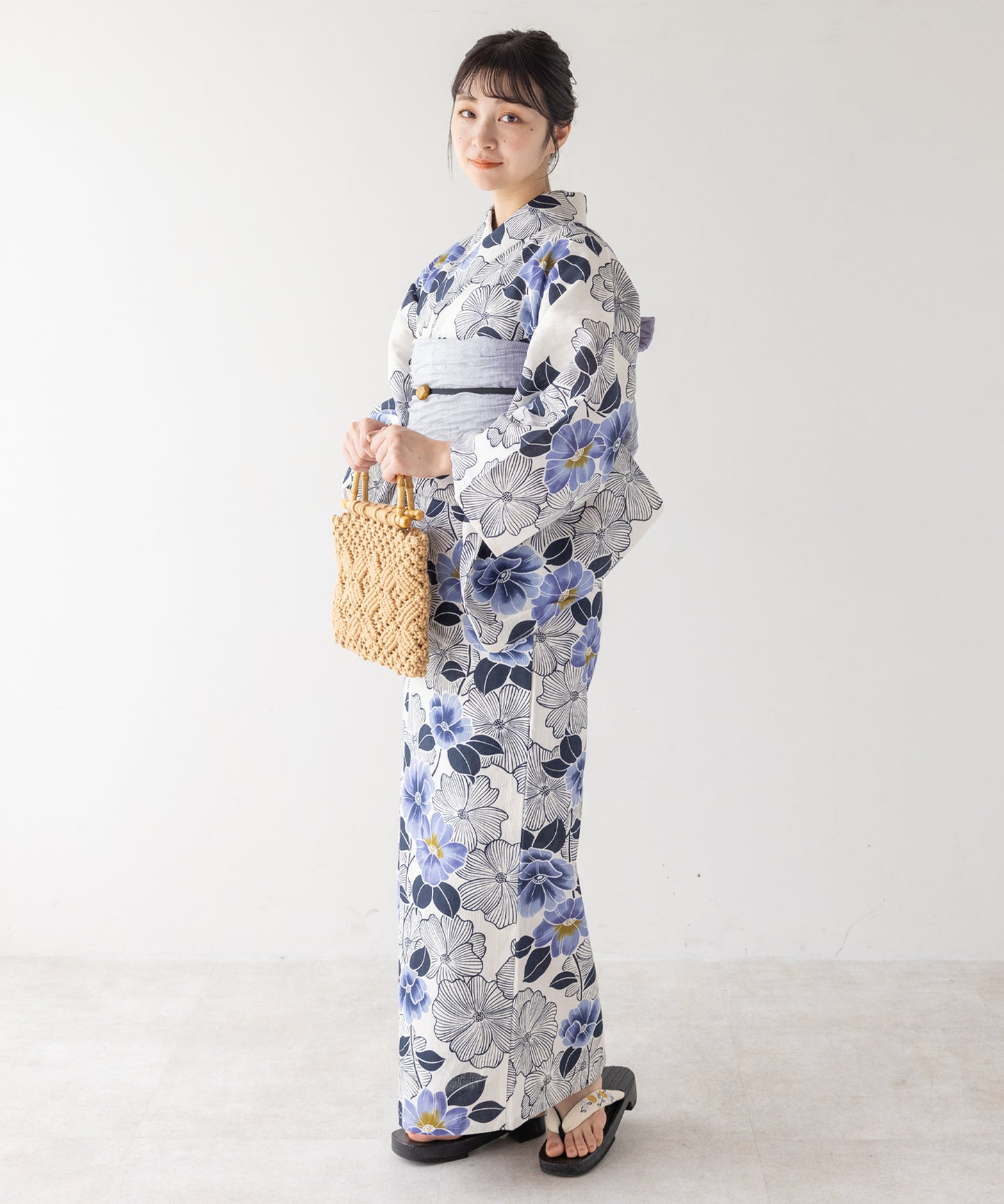 こだわり浴衣5点セット (浴衣/帯/下駄/腰紐/着付け冊子) 麻混 綿麻 楊柳生地 ブルー ホワイト系 椿 つばき
