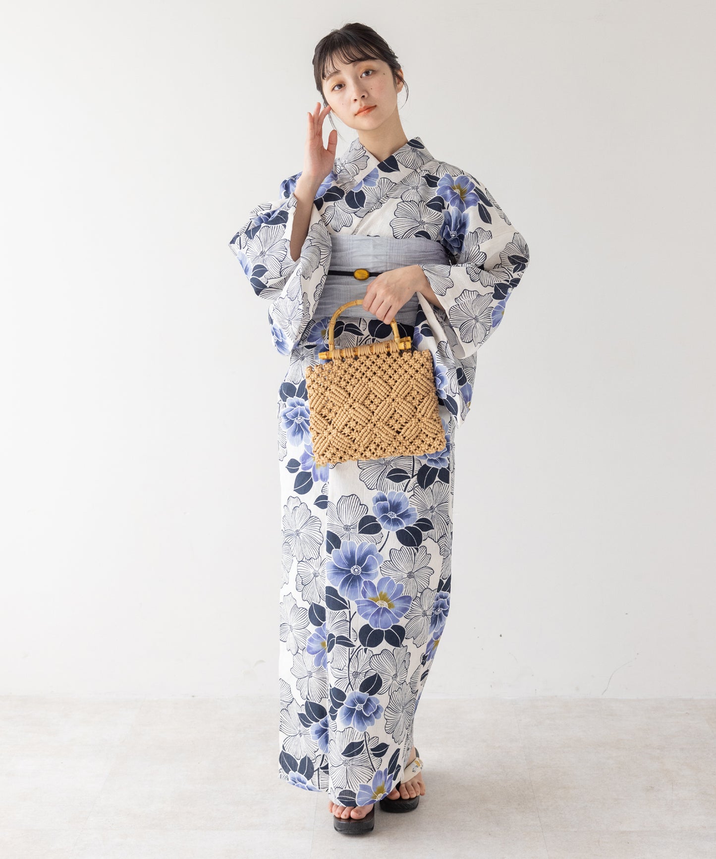 こだわり浴衣5点セット (浴衣/帯/下駄/腰紐/着付け冊子) 麻混 綿麻 楊柳生地 ブルー ホワイト系 椿 つばき