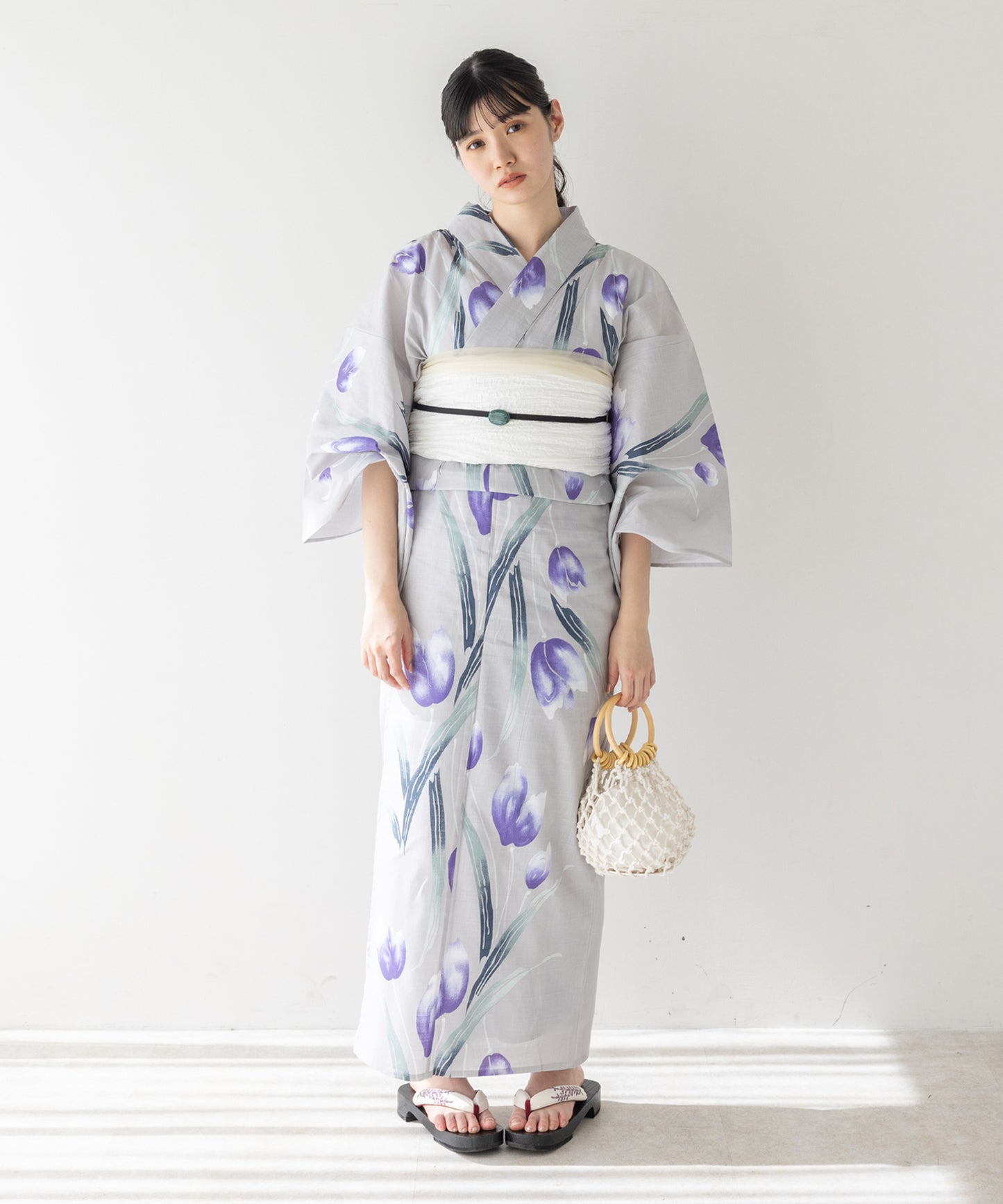 こだわり浴衣 5点セット (浴衣/帯/下駄/腰紐/着付け冊子) 変わり織生地 ライトグレー パープル チューリップ