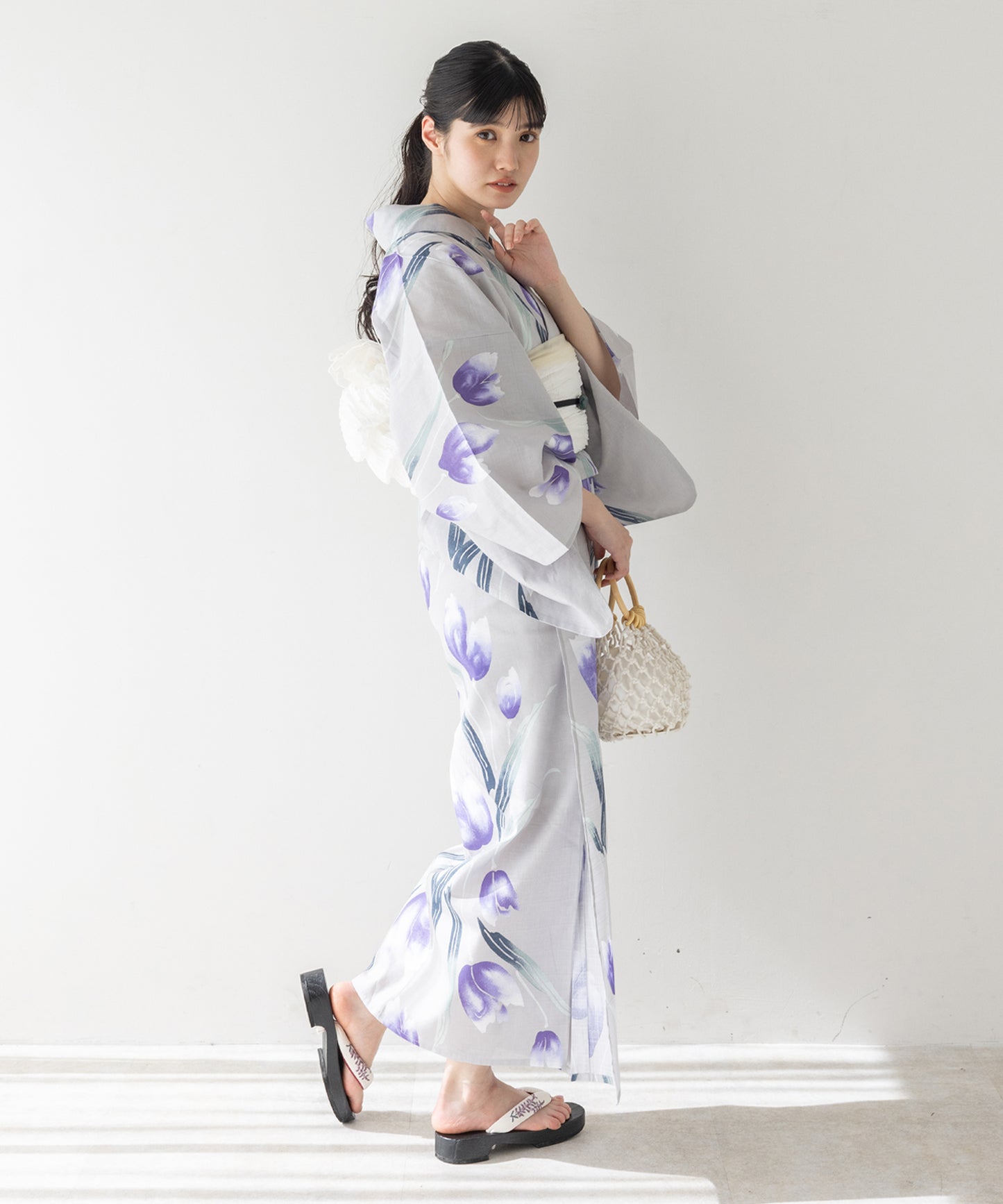こだわり浴衣 5点セット (浴衣/帯/下駄/腰紐/着付け冊子) 変わり織生地 ライトグレー パープル チューリップ