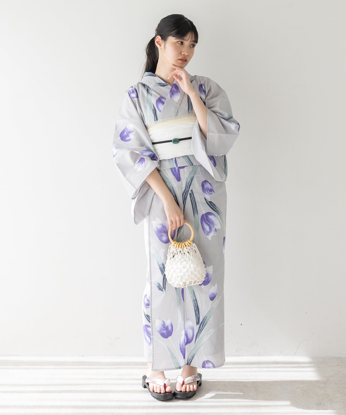 こだわり浴衣 5点セット (浴衣/帯/下駄/腰紐/着付け冊子) 変わり織生地 ライトグレー パープル チューリップ