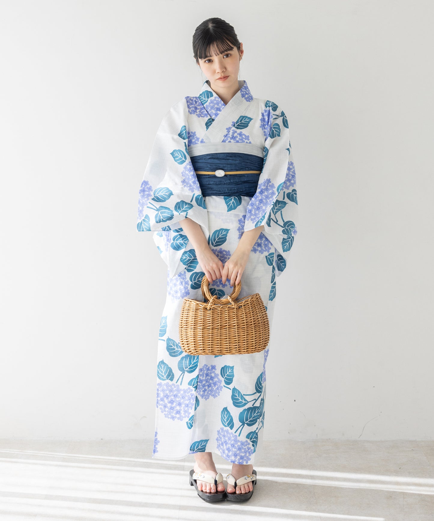 こだわり浴衣 5点セット (浴衣/帯/下駄/腰紐/着付け冊子) 変わり織生地 ホワイト系 ブルー 紫陽花