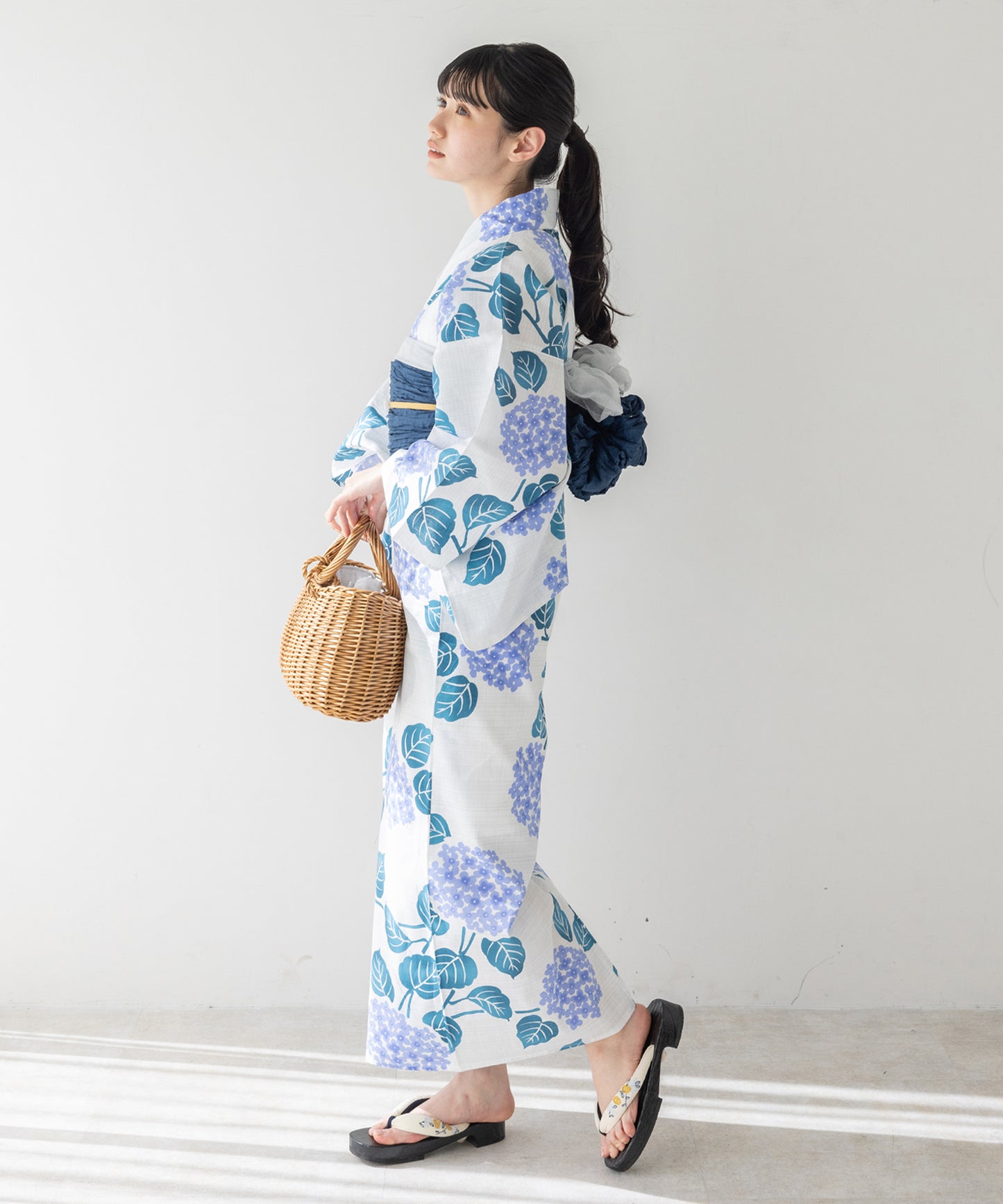 こだわり浴衣 5点セット (浴衣/帯/下駄/腰紐/着付け冊子) 変わり織生地 ホワイト系 ブルー 紫陽花