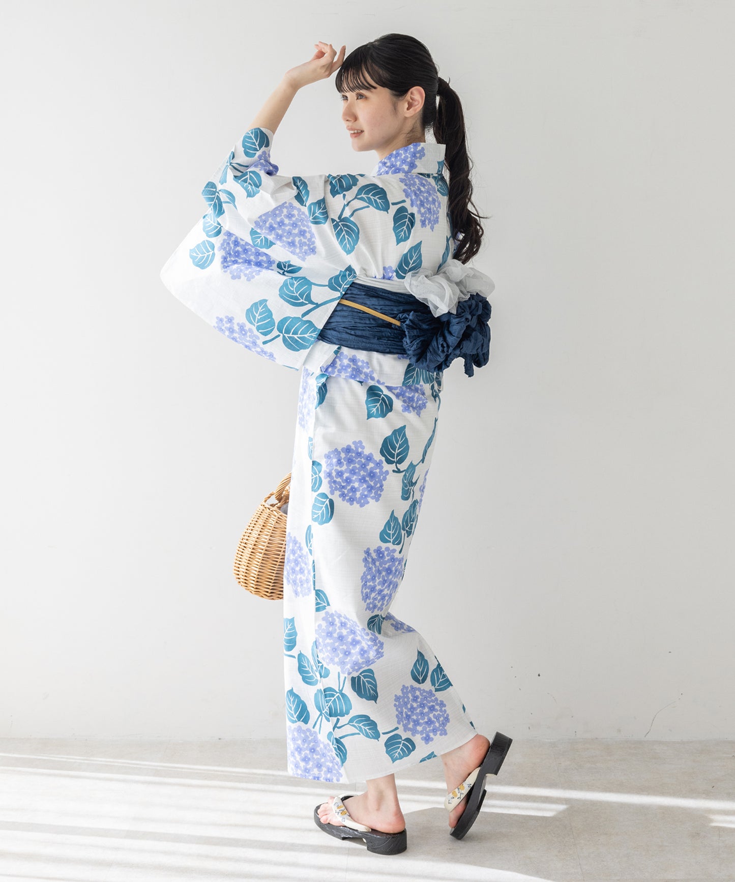 こだわり浴衣 5点セット (浴衣/帯/下駄/腰紐/着付け冊子) 変わり織生地 ホワイト系 ブルー 紫陽花