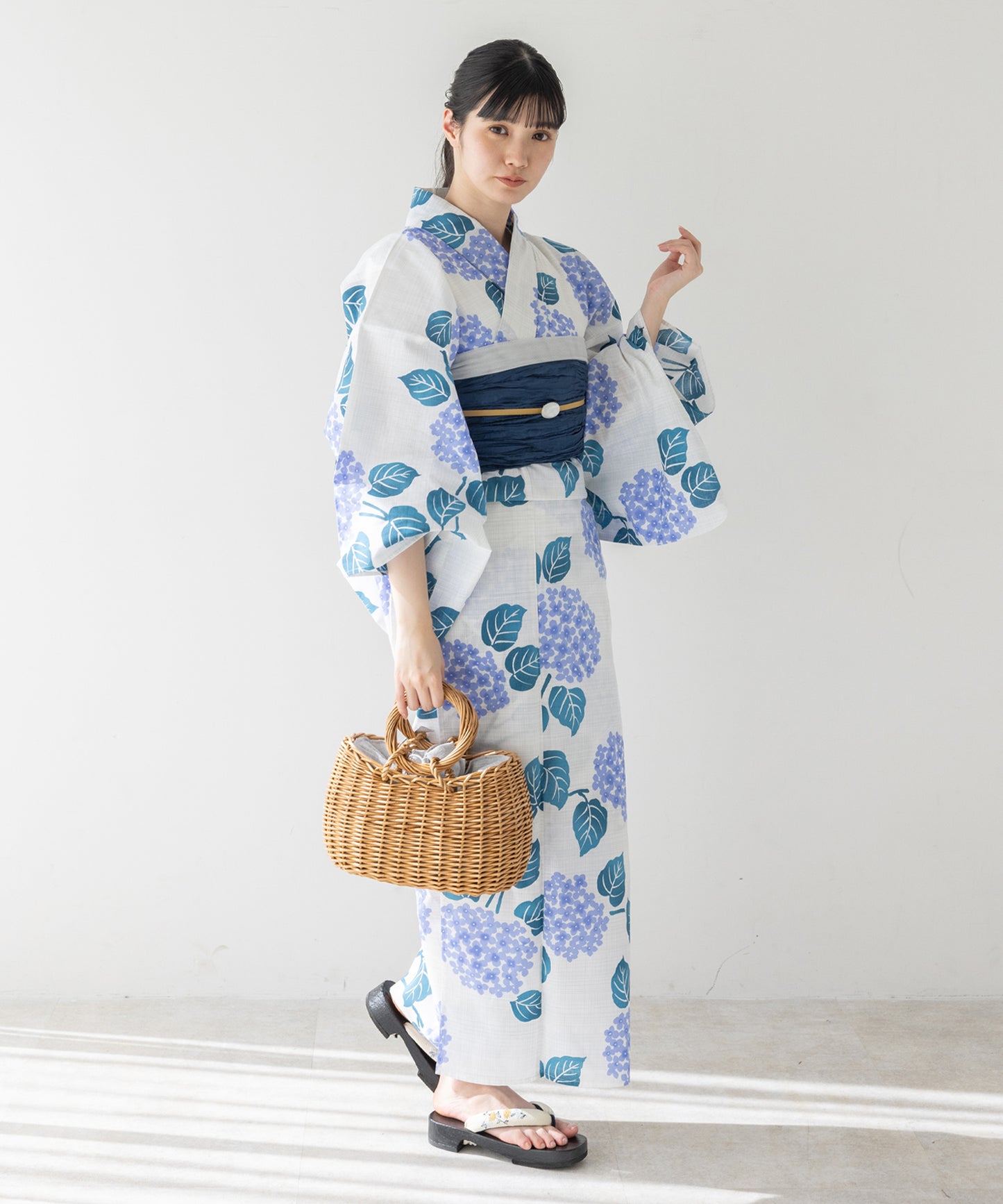こだわり浴衣 5点セット (浴衣/帯/下駄/腰紐/着付け冊子) 変わり織生地 ホワイト系 ブルー 紫陽花