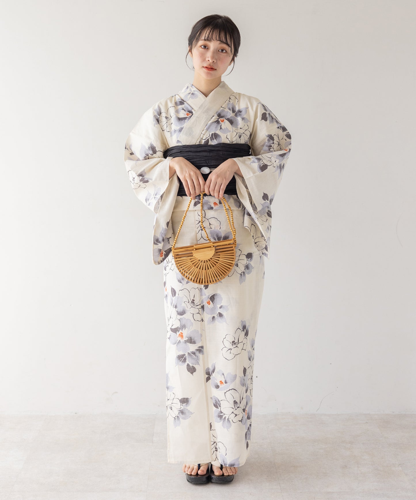 こだわり 浴衣 5点セット (浴衣/帯/下駄/腰紐/着付け冊子) スミクロ ホワイト系 椿