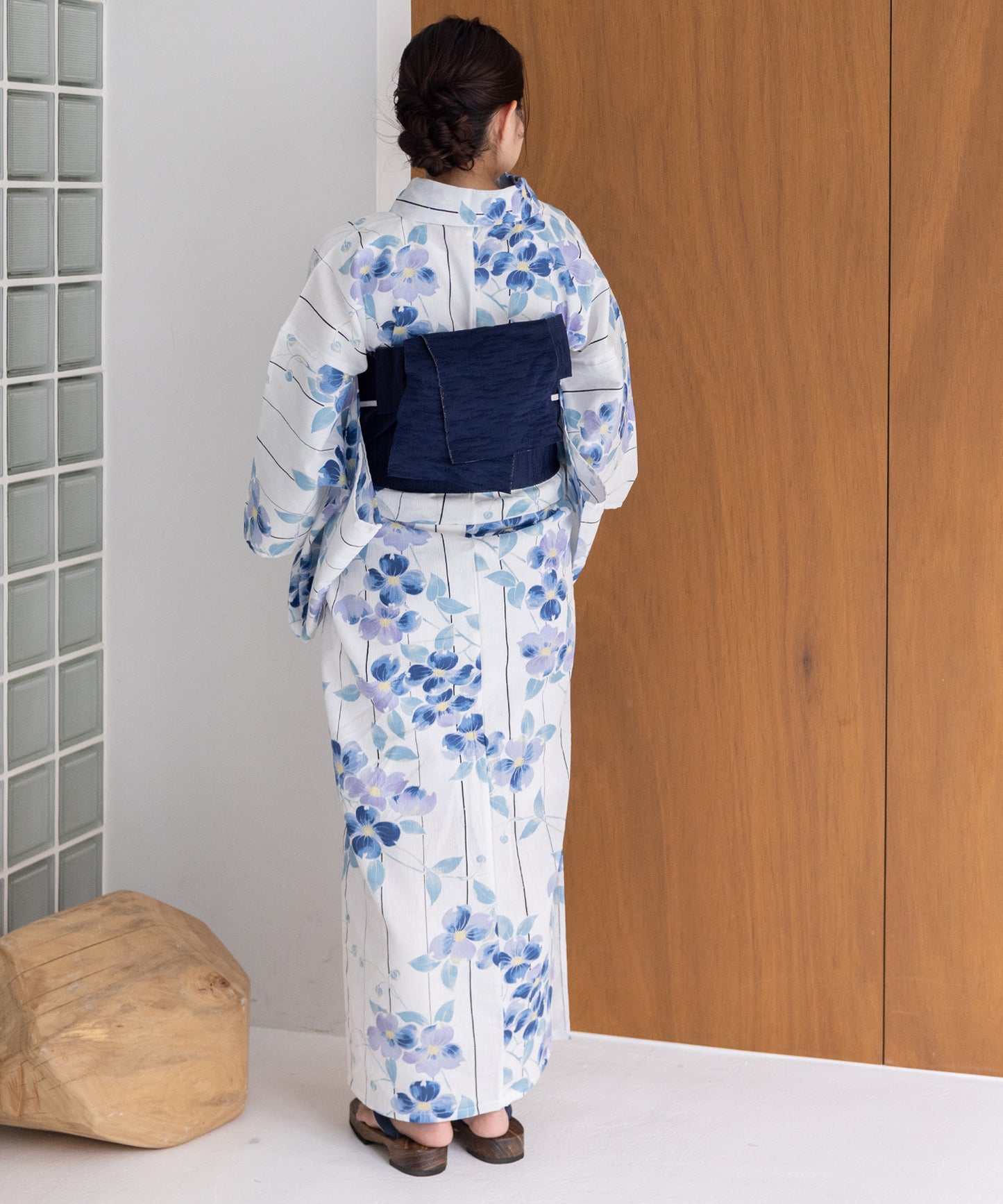 こだわり浴衣5点セット (浴衣/帯/下駄/腰紐/着付け冊子) 浴衣 レディース 浴衣 セット 麻混 綿麻 ストライプ 縦縞 縞 百合 ゆり ブルー