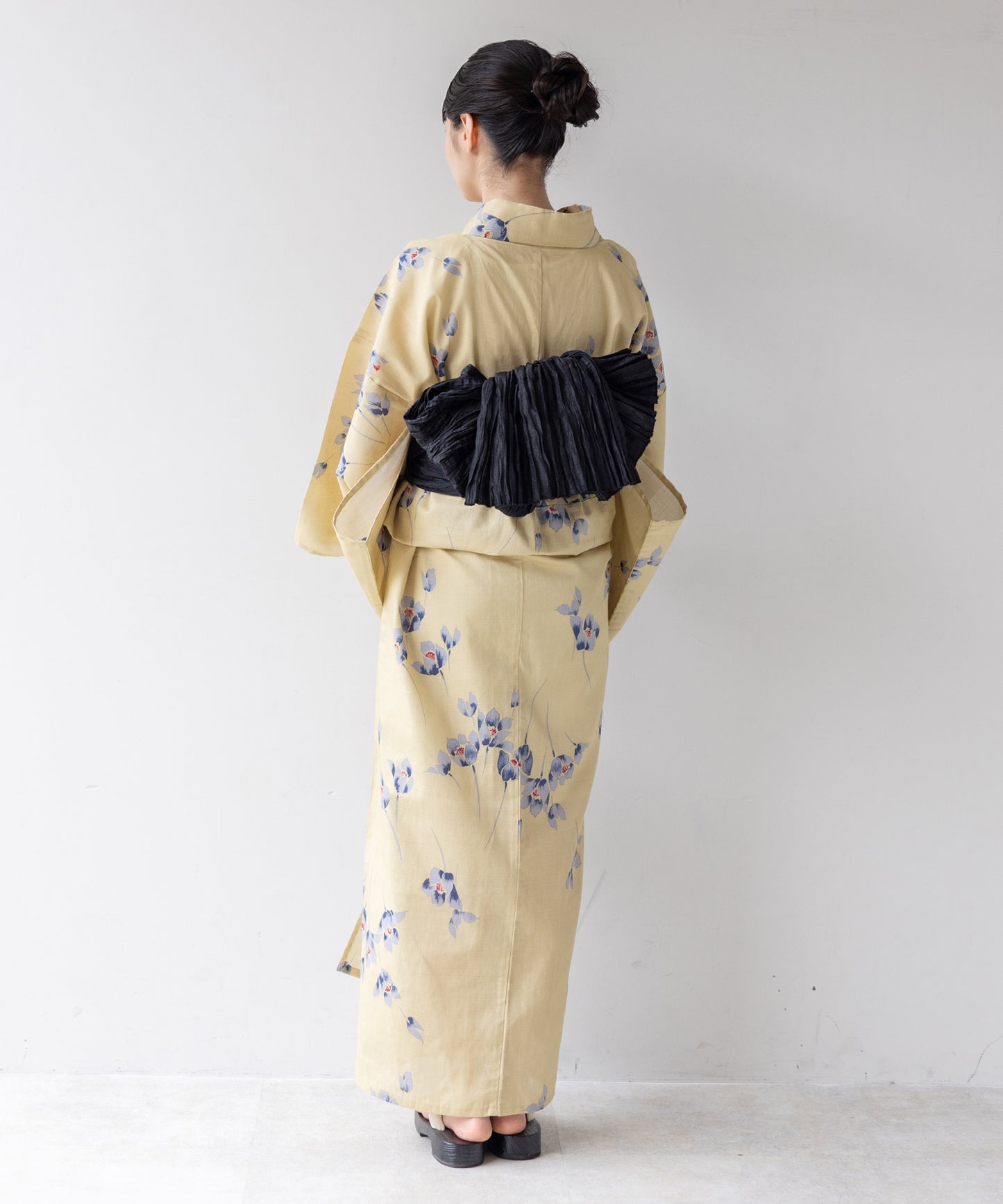 こだわり浴衣 5点セット (浴衣/帯/下駄/腰紐/着付け冊子) 変わり織生地 ベージュ スミクロ
