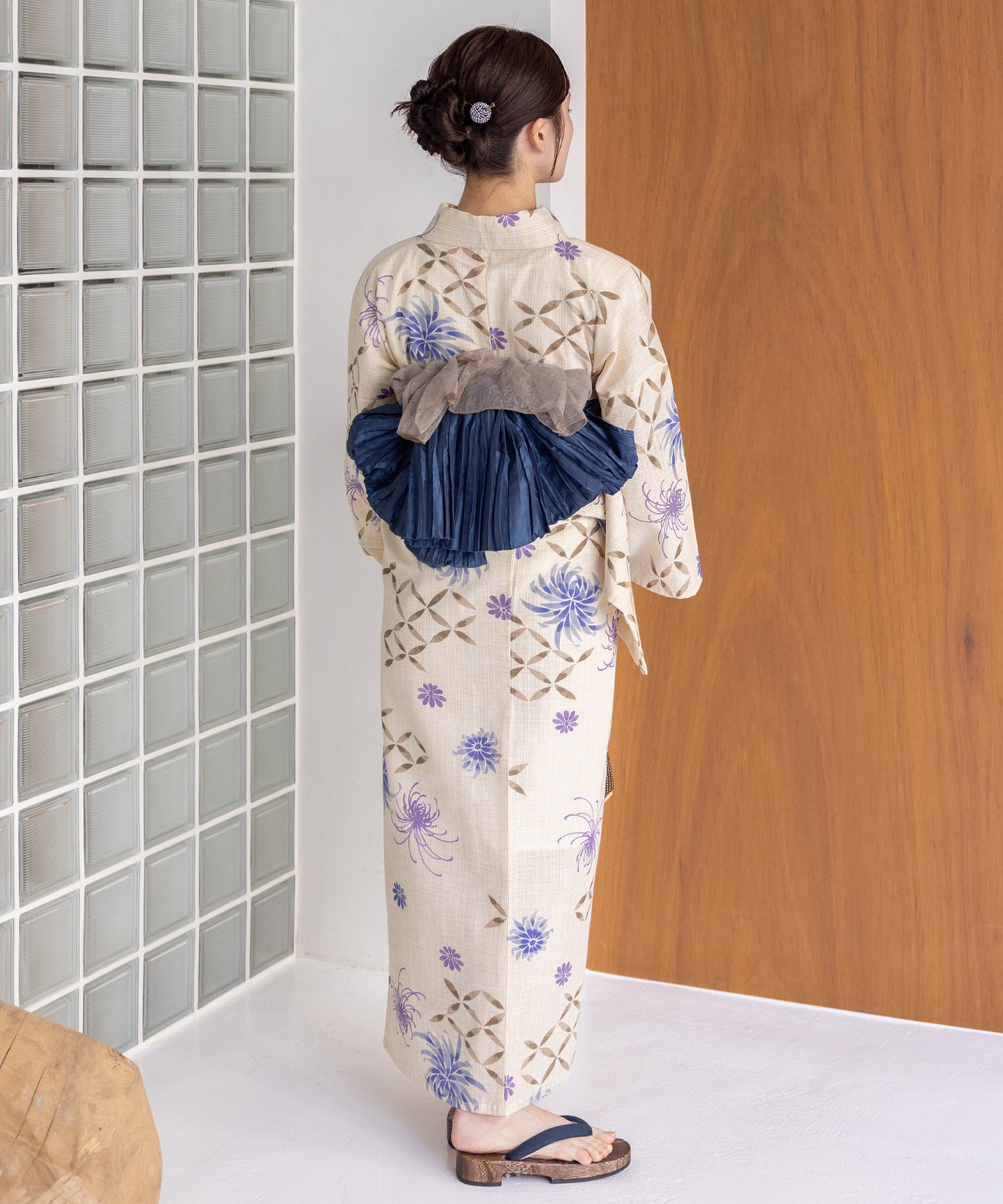 こだわり浴衣5点セット(浴衣/帯/下駄/腰紐/着付け冊子) 麻混 綿麻 先染め 生成 ブルー パープル 菊 七宝