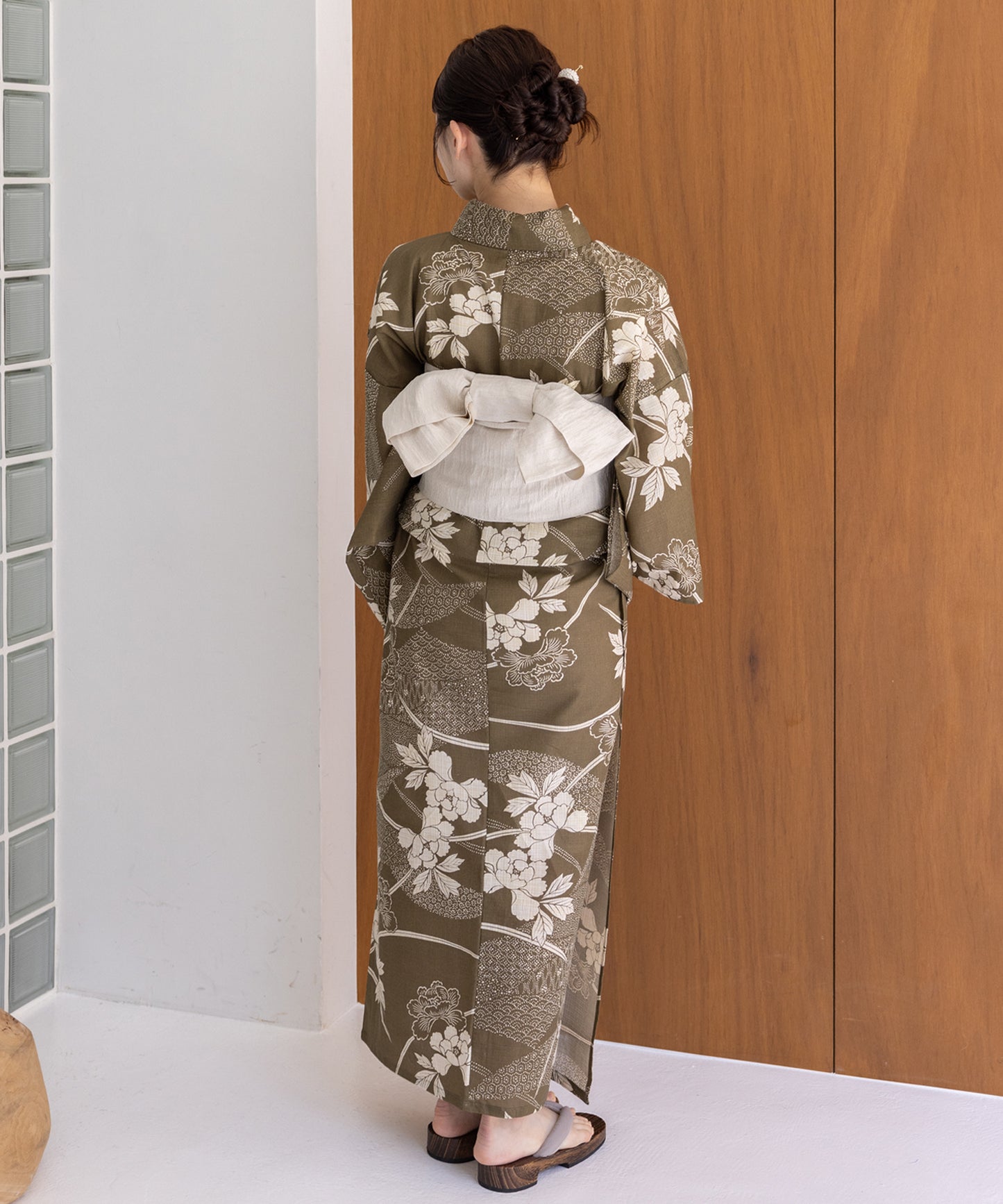 こだわり浴衣5点セット(浴衣/帯/下駄/腰紐/着付け冊子) 麻混 綿麻 先染め 生成 ベージュ 牡丹