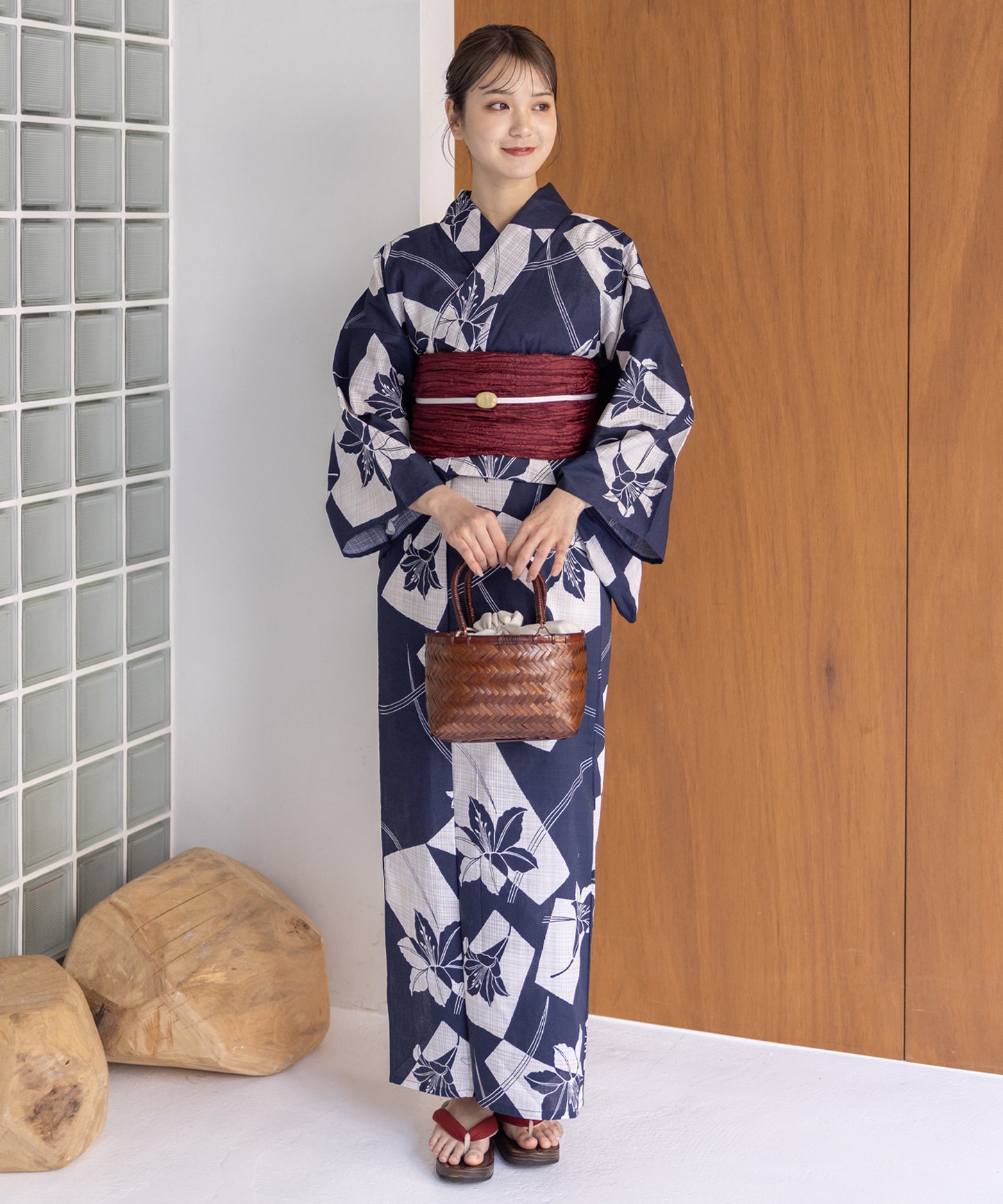 こだわり浴衣5点セット (浴衣/帯/下駄/腰紐/着付け冊子) 変わり織生地 ネイビー 紺 百合 ゆり