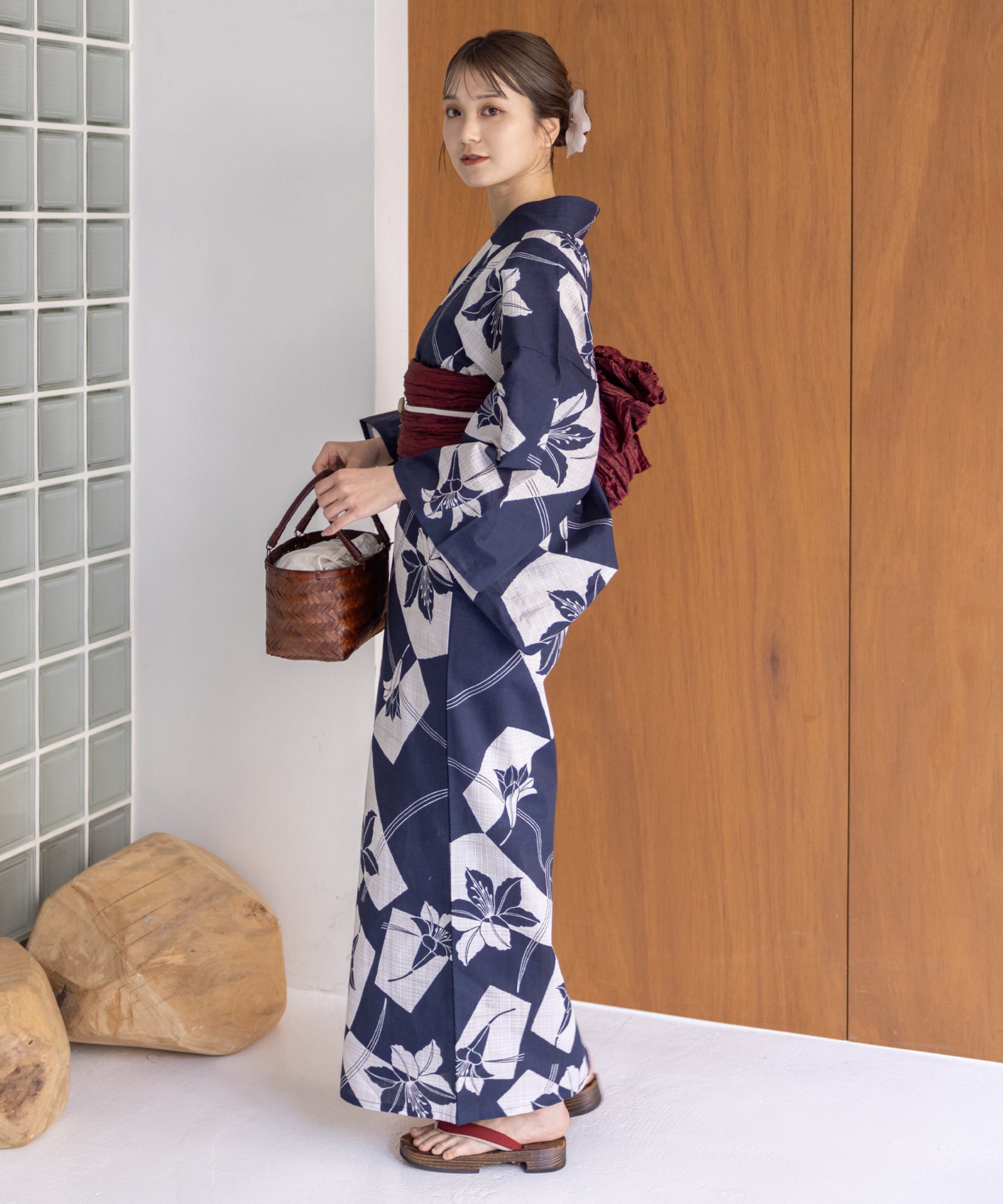 こだわり浴衣5点セット (浴衣/帯/下駄/腰紐/着付け冊子) 変わり織生地 ネイビー 紺 百合 ゆり