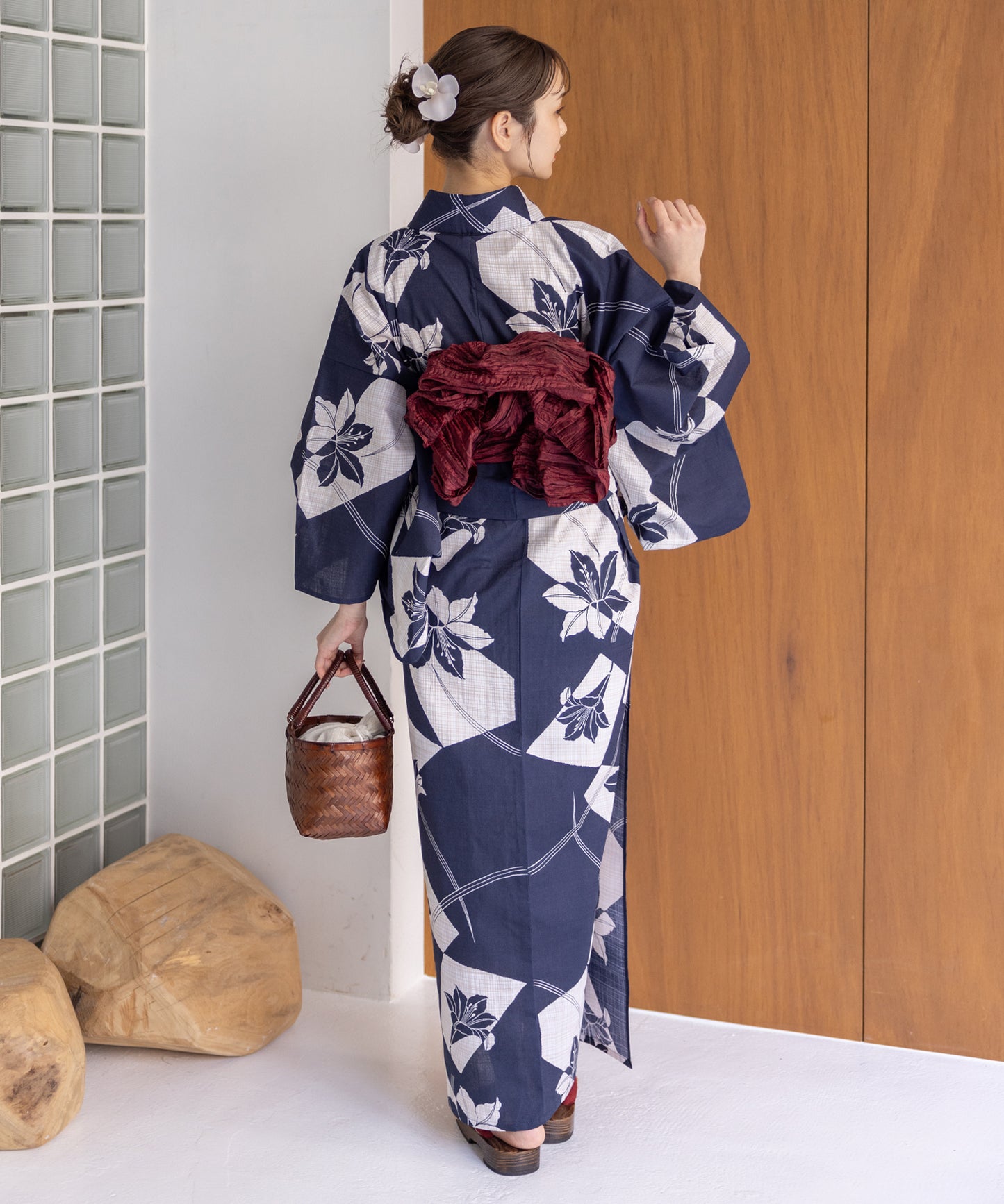 こだわり浴衣5点セット (浴衣/帯/下駄/腰紐/着付け冊子) 変わり織生地 ネイビー 紺 百合 ゆり
