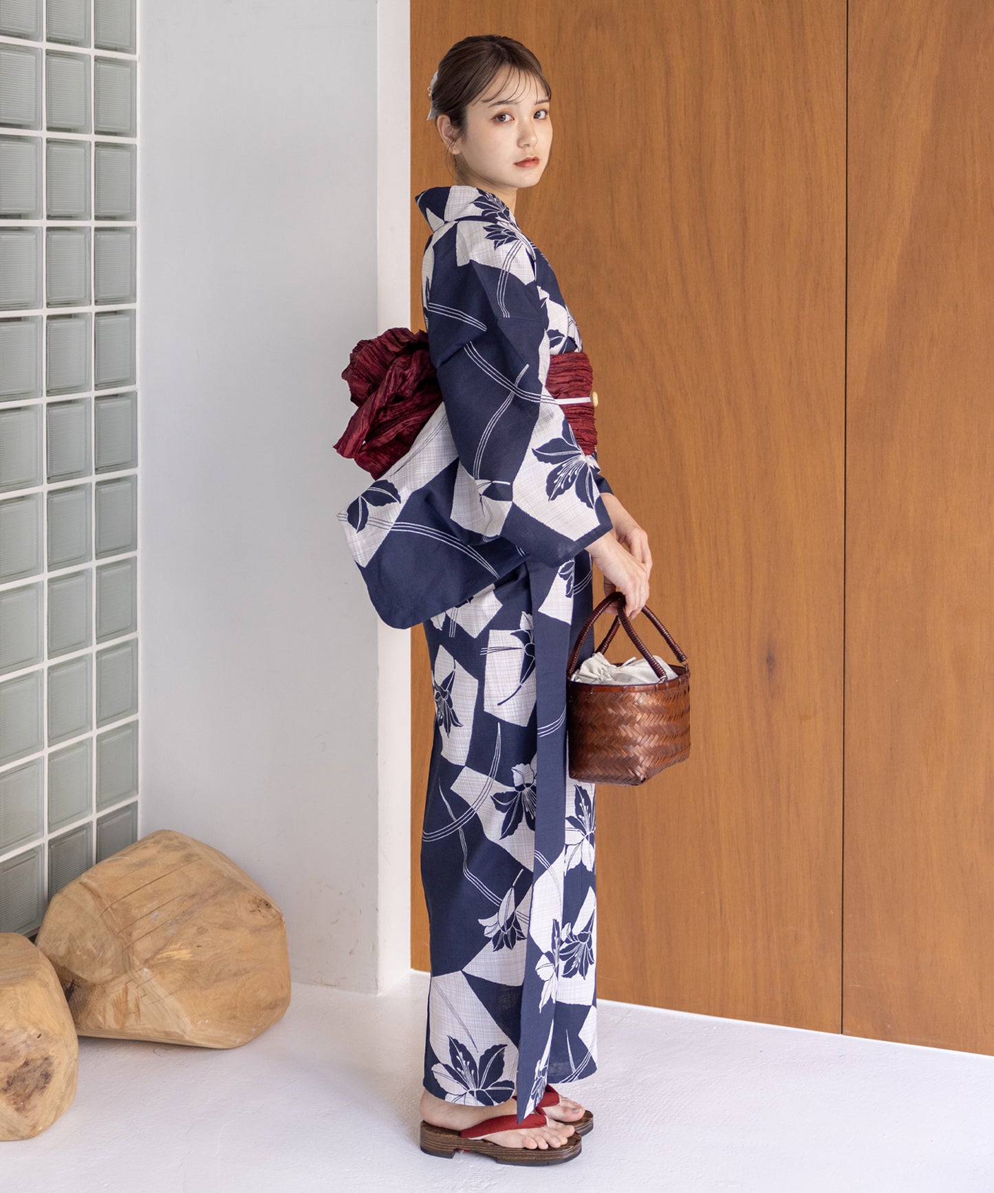こだわり浴衣5点セット (浴衣/帯/下駄/腰紐/着付け冊子) 変わり織生地 ネイビー 紺 百合 ゆり