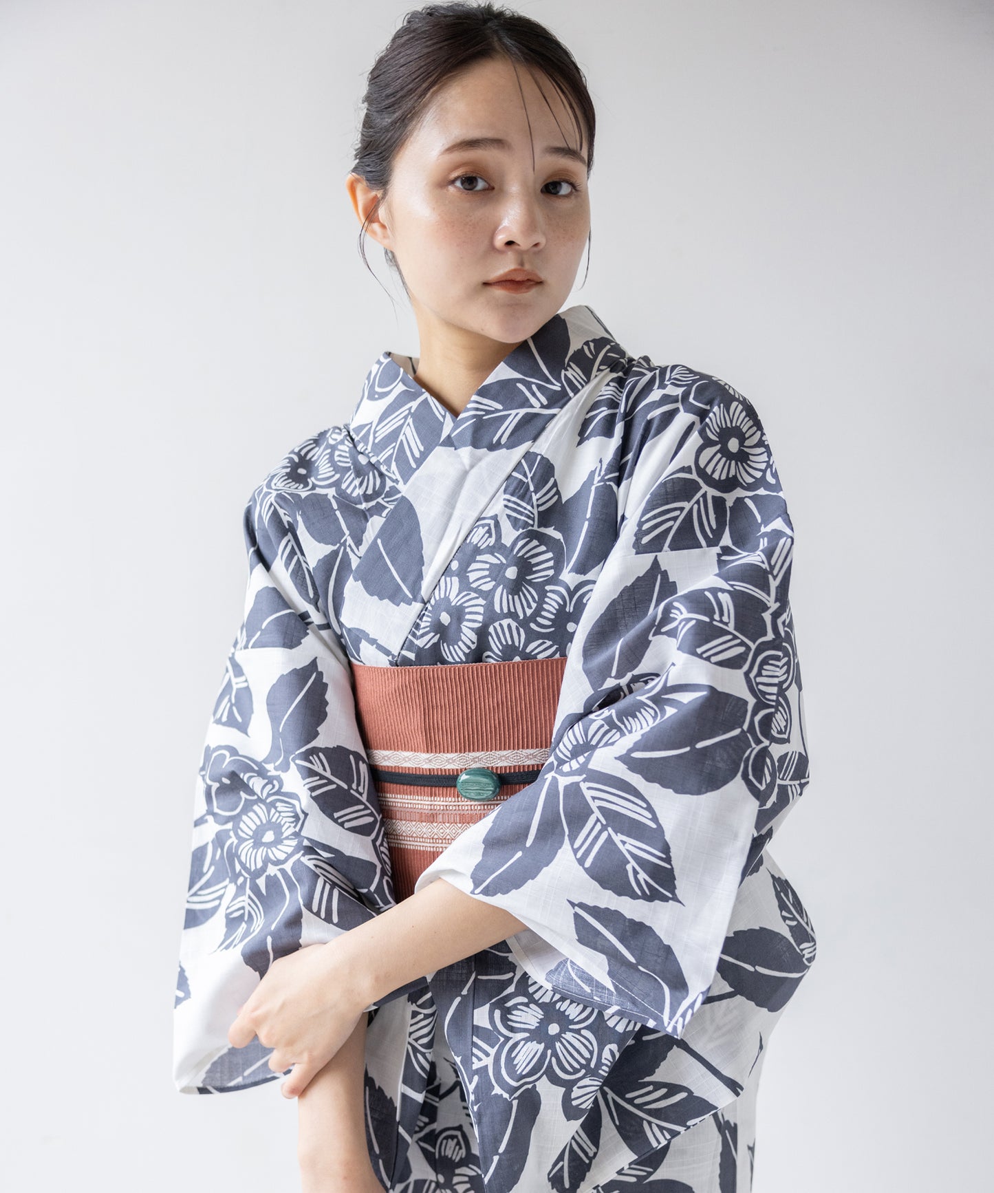 こだわり浴衣 5点セット (浴衣/帯/下駄/腰紐/着付け冊子) 変わり織生地 ホワイト系 ブラック 黒