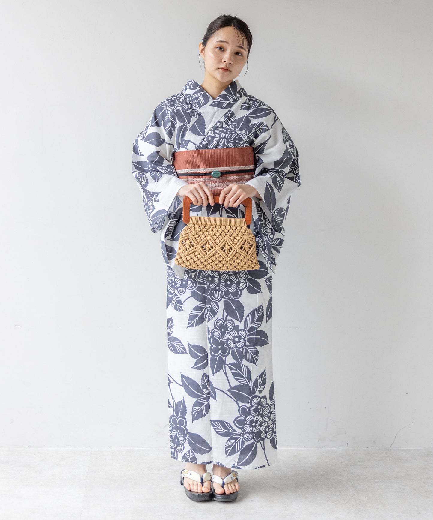 こだわり浴衣 5点セット (浴衣/帯/下駄/腰紐/着付け冊子) 変わり織生地 ホワイト系 ブラック 黒