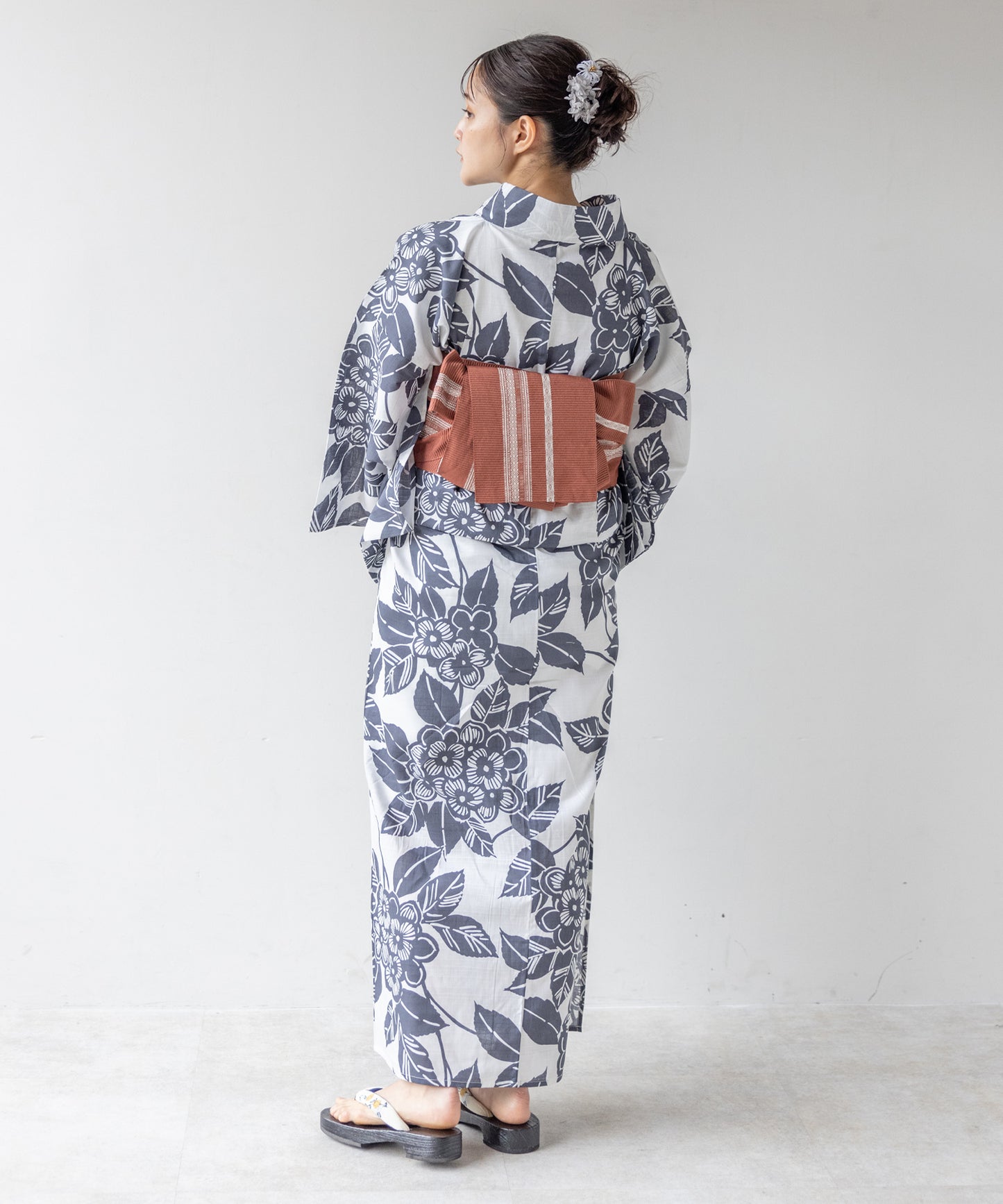 こだわり浴衣 5点セット (浴衣/帯/下駄/腰紐/着付け冊子) 変わり織生地 ホワイト系 ブラック 黒