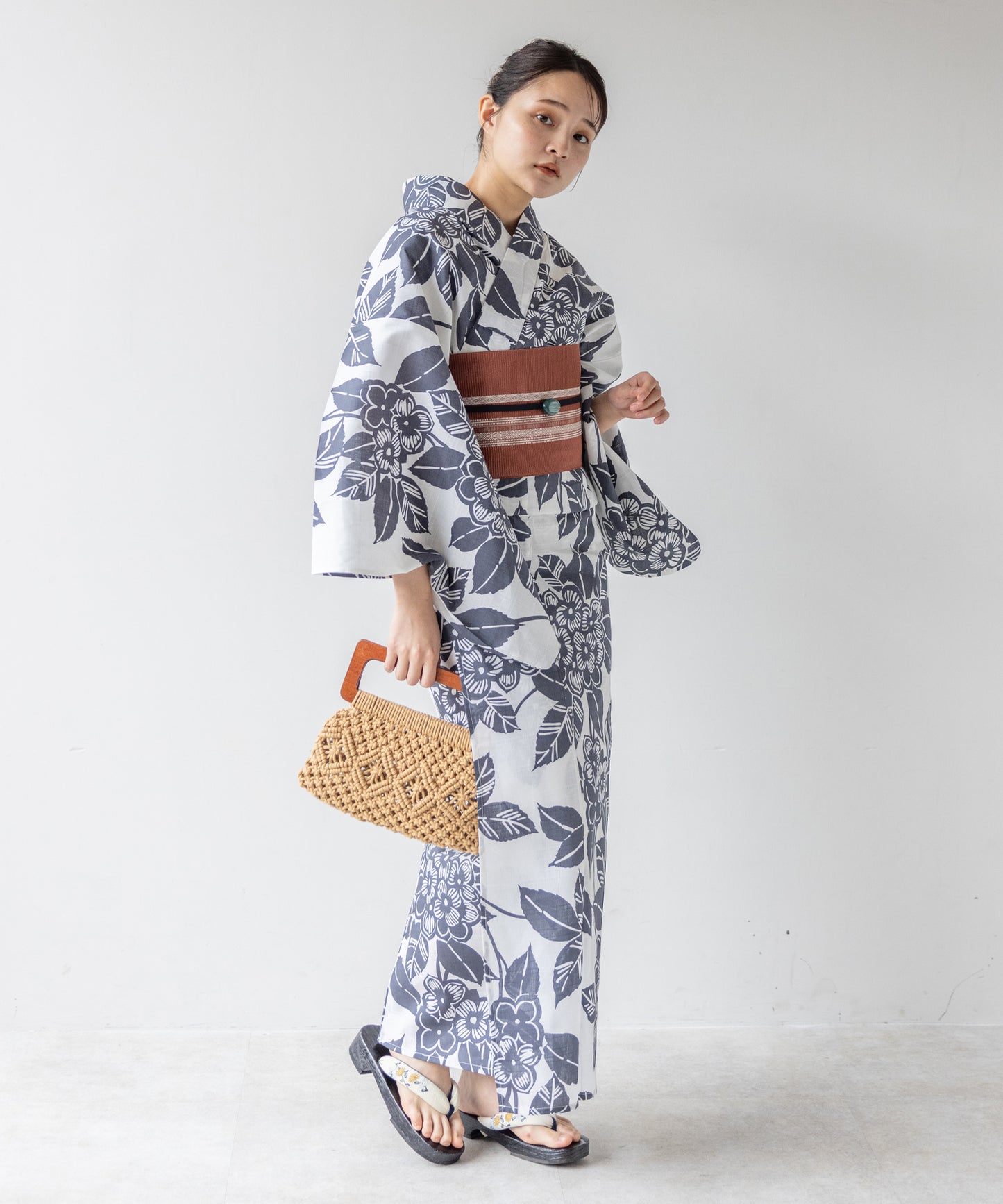こだわり浴衣 5点セット (浴衣/帯/下駄/腰紐/着付け冊子) 変わり織生地 ホワイト系 ブラック 黒
