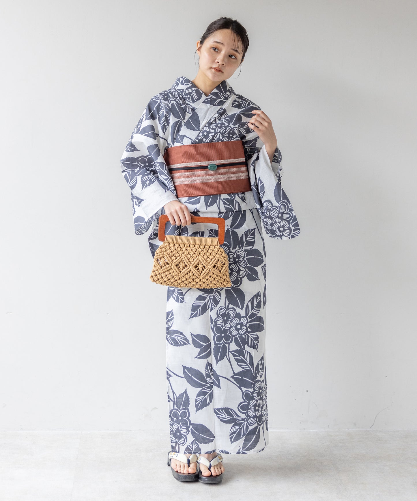 こだわり浴衣 5点セット (浴衣/帯/下駄/腰紐/着付け冊子) 変わり織生地 ホワイト系 ブラック 黒