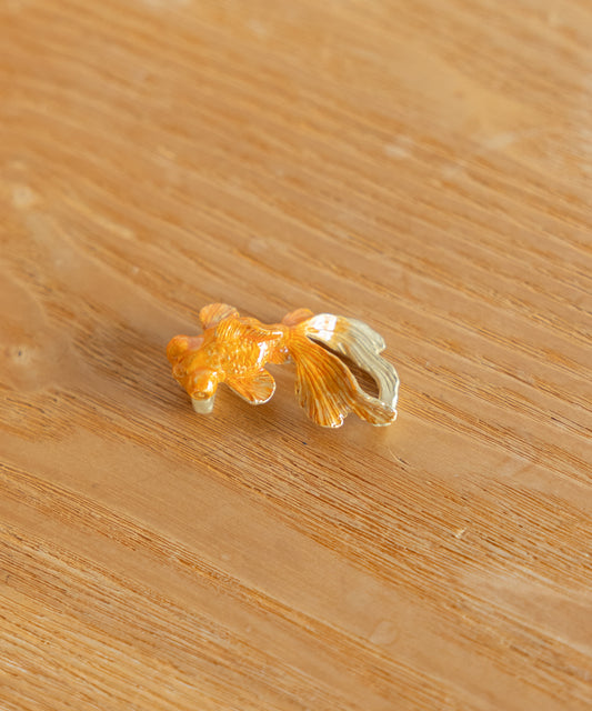 帯留め - 出目金 赤 -