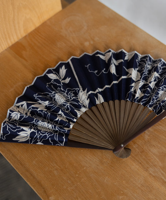 三勝ゆかた地の布扇子 - 竹垣にひまわり -