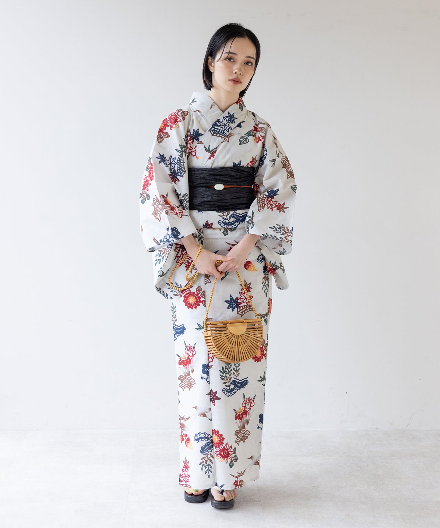 こだわり浴衣 5点セット (浴衣/帯/下駄/腰紐/着付け冊子) 変わり織生地 ホワイト系 紅型 びんがた