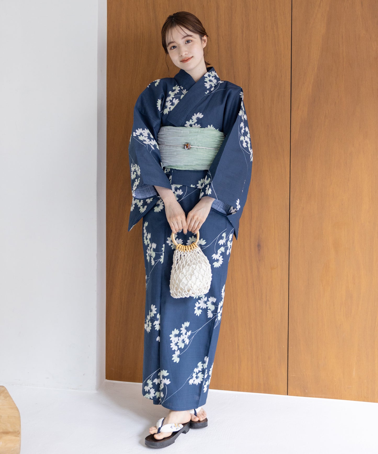 こだわり浴衣5点セット (浴衣/帯/下駄/腰紐/着付け冊子) 変わり織生地 ブルー 小花