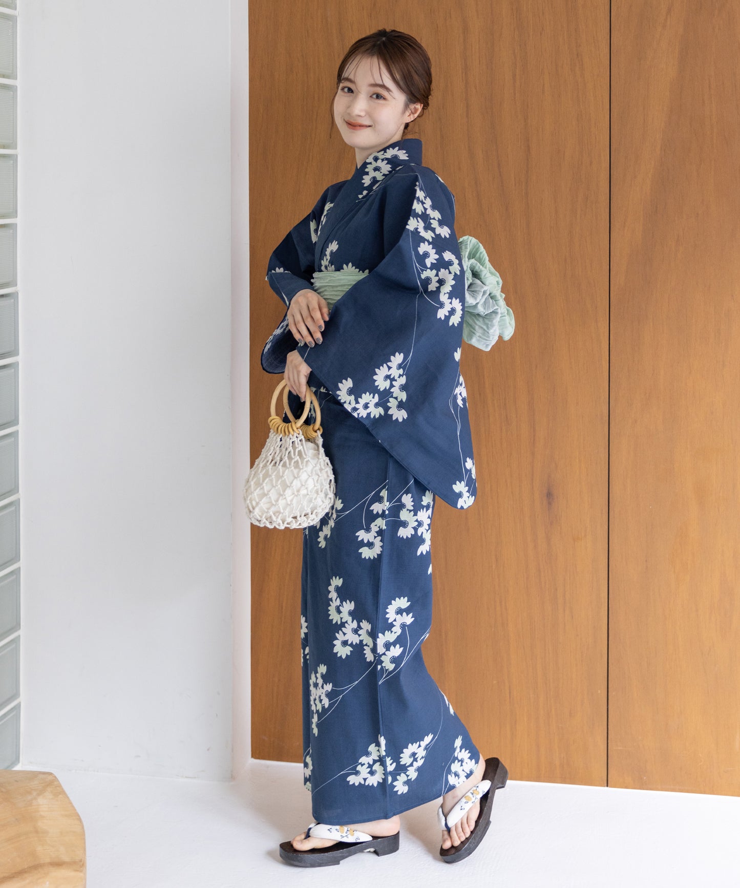 こだわり浴衣5点セット (浴衣/帯/下駄/腰紐/着付け冊子) 変わり織生地 ブルー 小花