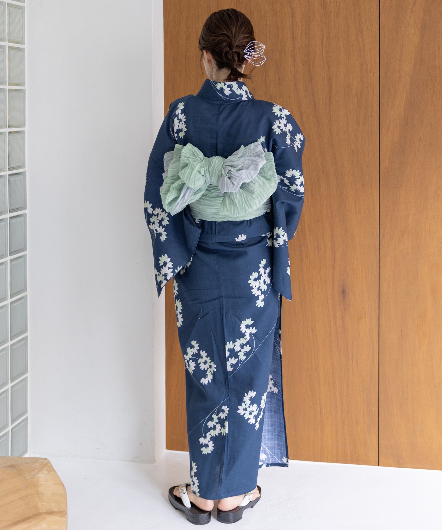 こだわり浴衣5点セット (浴衣/帯/下駄/腰紐/着付け冊子) 変わり織生地 ブルー 小花