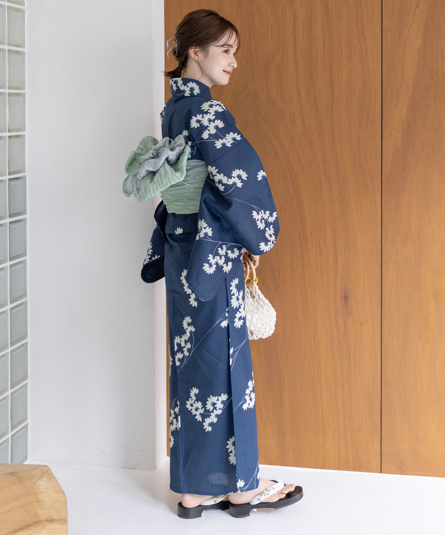 こだわり浴衣5点セット (浴衣/帯/下駄/腰紐/着付け冊子) 変わり織生地 ブルー 小花