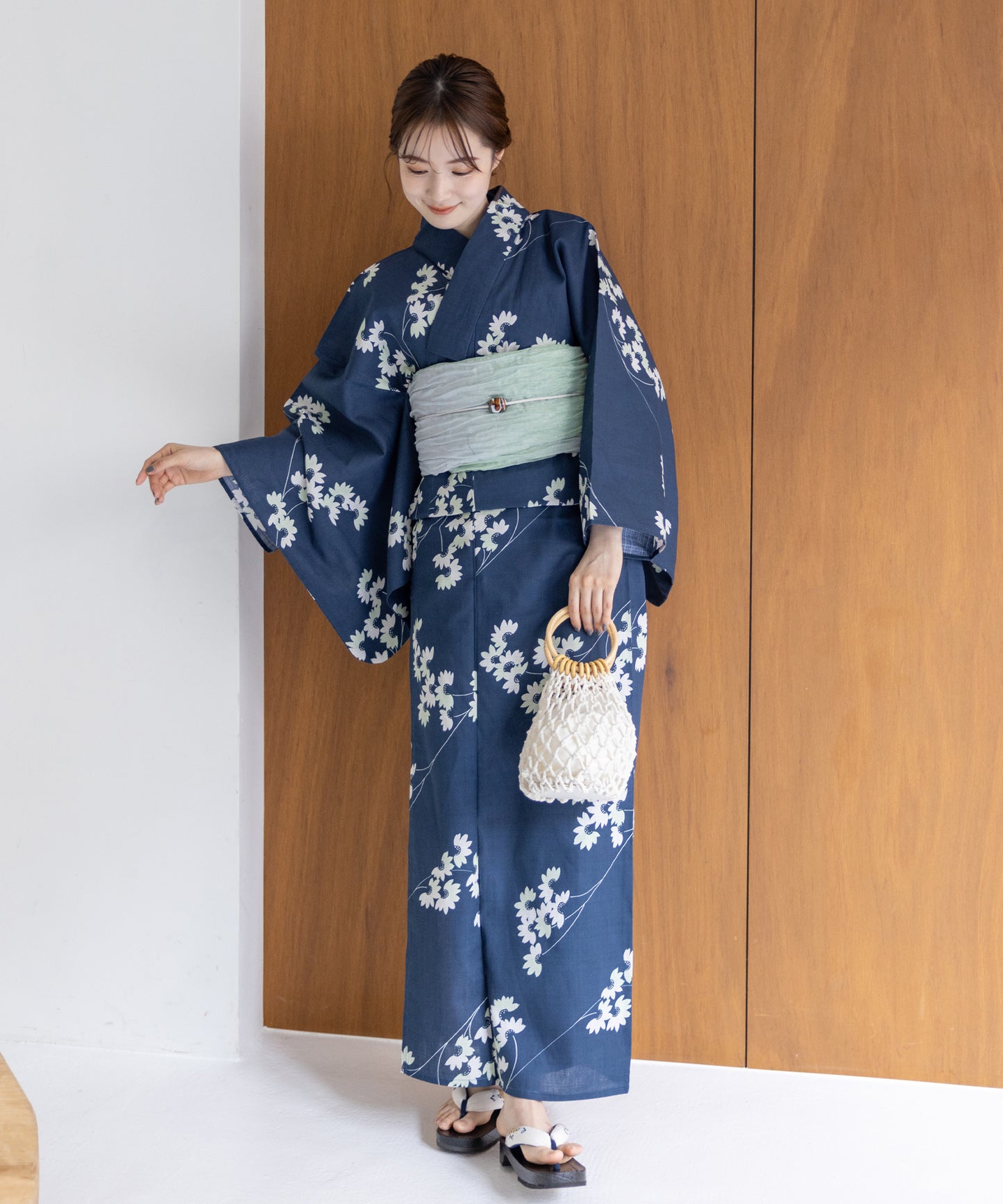 こだわり浴衣5点セット (浴衣/帯/下駄/腰紐/着付け冊子) 変わり織生地 ブルー 小花