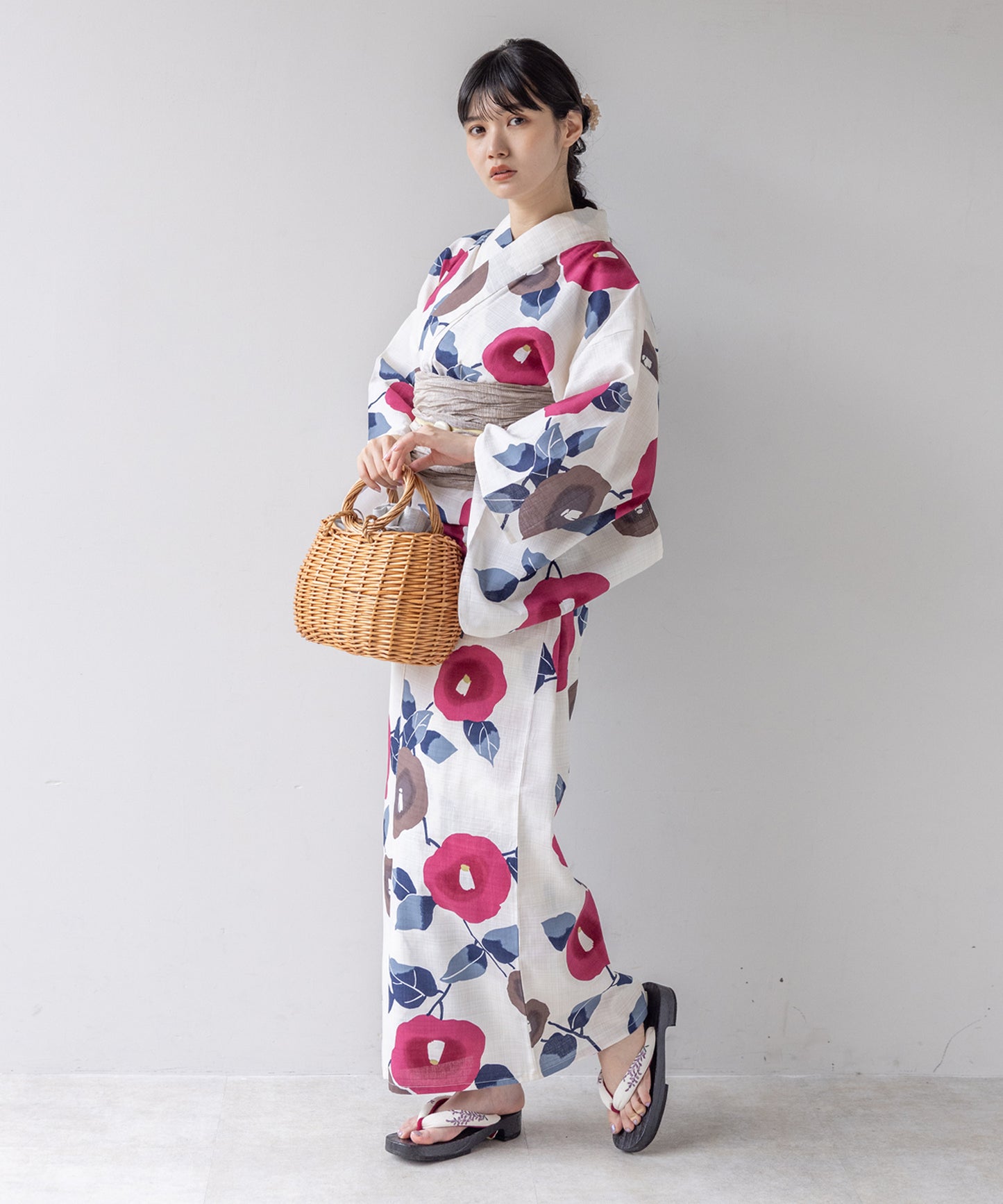こだわり 浴衣 5点セット (浴衣/帯/下駄/腰紐/着付け冊子) ホワイト系 ピンク ブラウン 椿 つばき