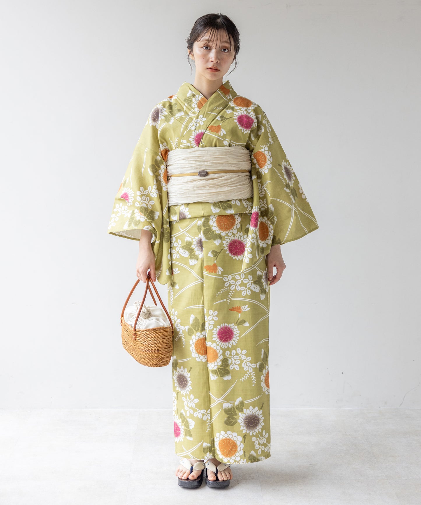 こだわり浴衣 5点セット (浴衣/帯/下駄/腰紐/着付け冊子) 変わり織生地 イエロー 菊