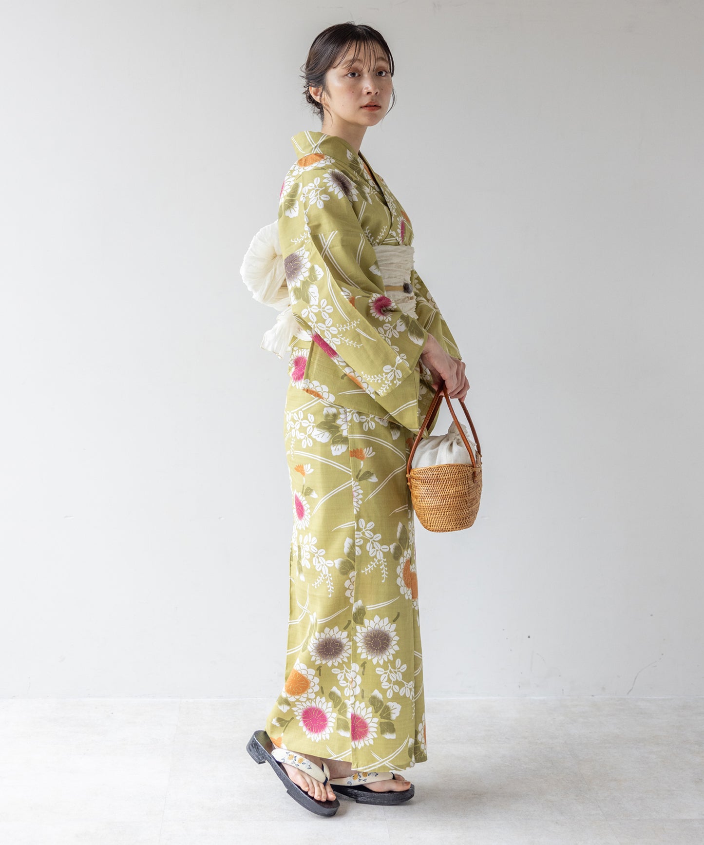 こだわり浴衣 5点セット (浴衣/帯/下駄/腰紐/着付け冊子) 変わり織生地 イエロー 菊