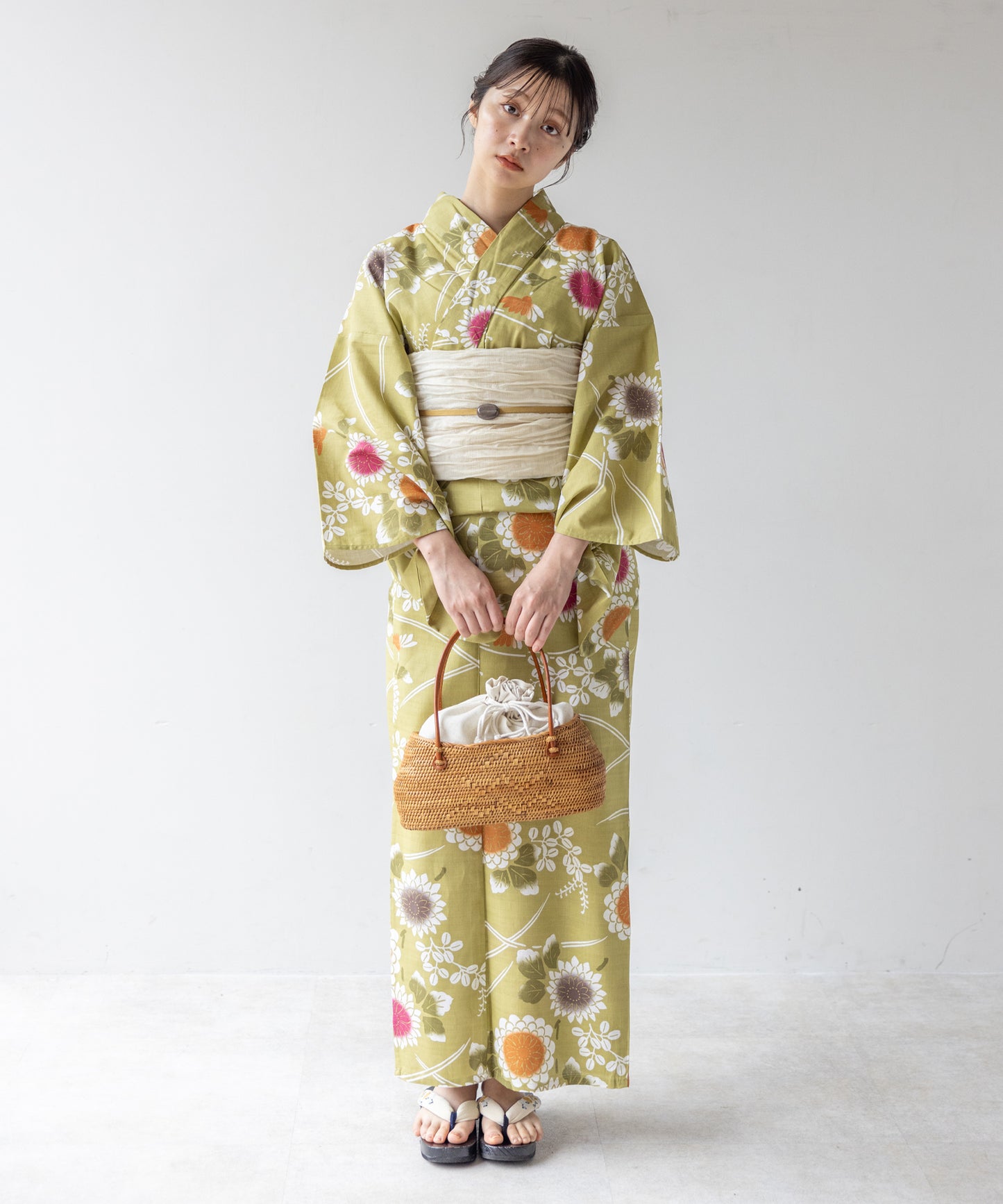 こだわり浴衣 5点セット (浴衣/帯/下駄/腰紐/着付け冊子) 変わり織生地 イエロー 菊