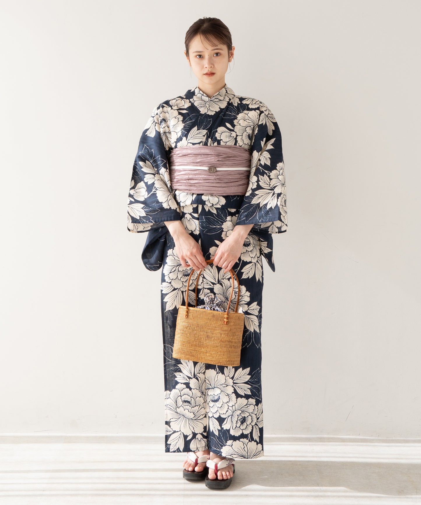 こだわり 浴衣 5点セット (浴衣/帯/下駄/腰紐/着付け冊子) 麻混 綿麻 ネイビー 芍薬