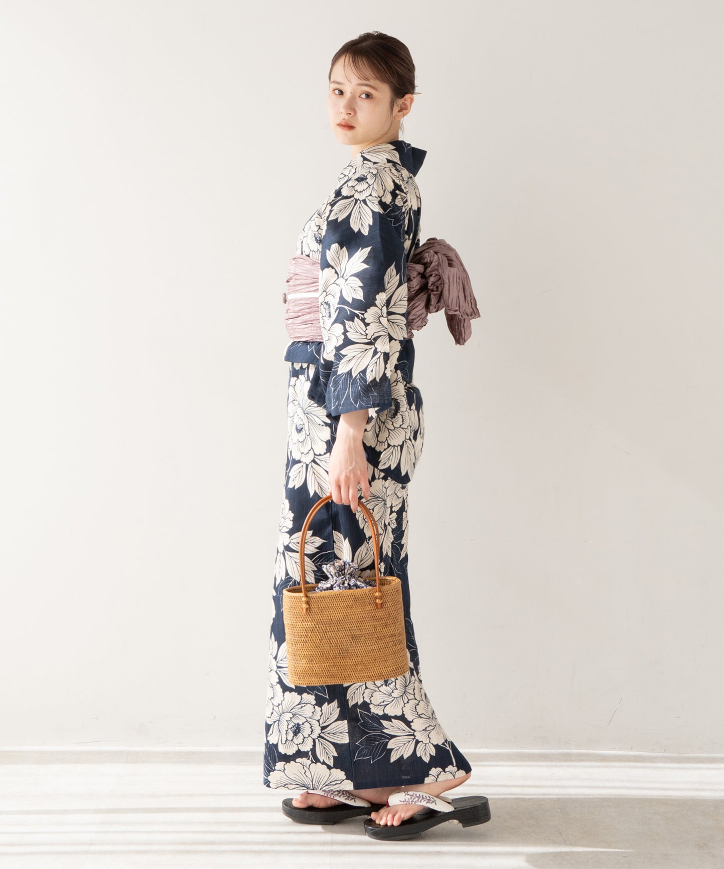 こだわり 浴衣 5点セット (浴衣/帯/下駄/腰紐/着付け冊子) 麻混 綿麻 ネイビー 芍薬