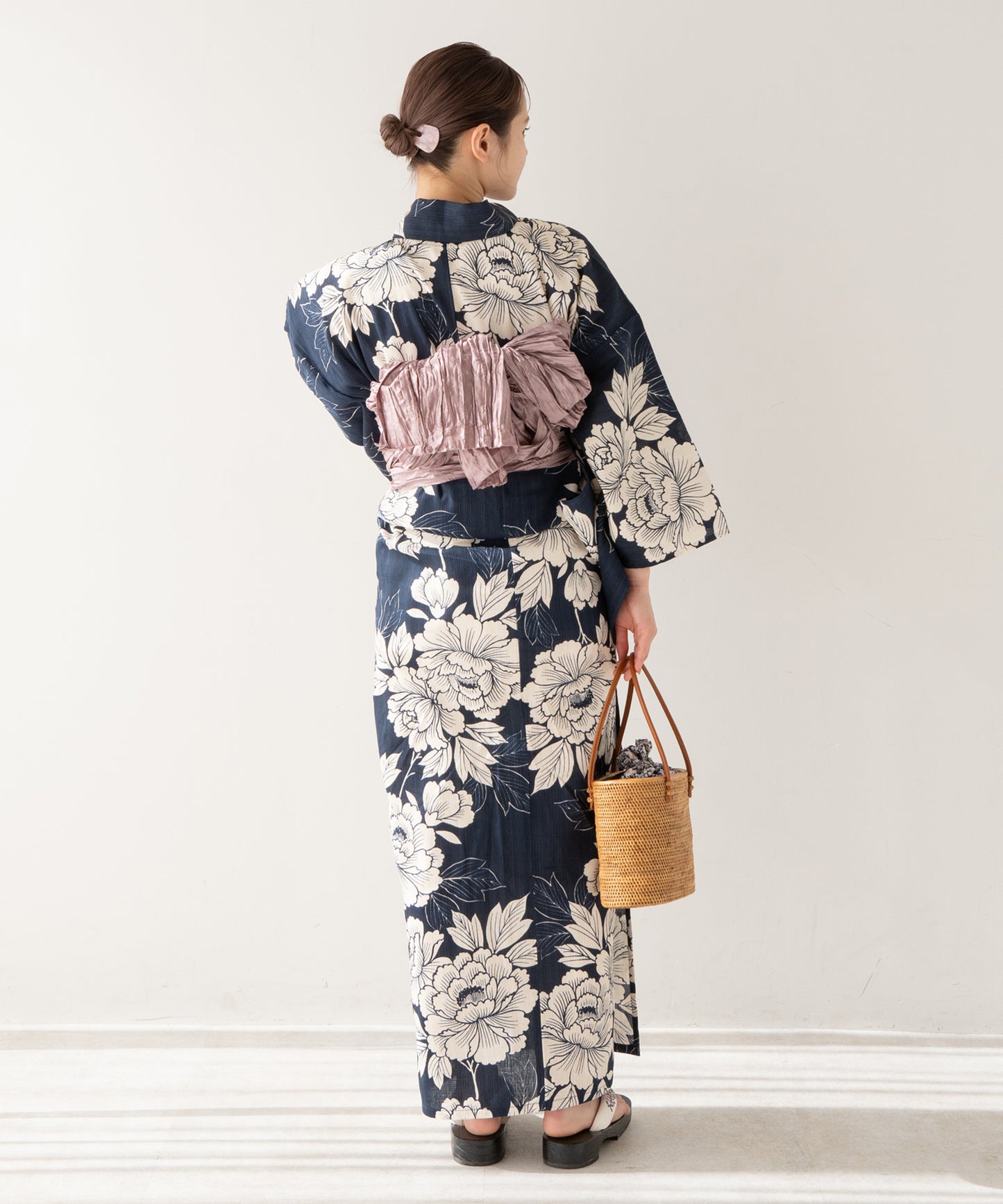 こだわり 浴衣 5点セット (浴衣/帯/下駄/腰紐/着付け冊子) 麻混 綿麻 ネイビー 芍薬