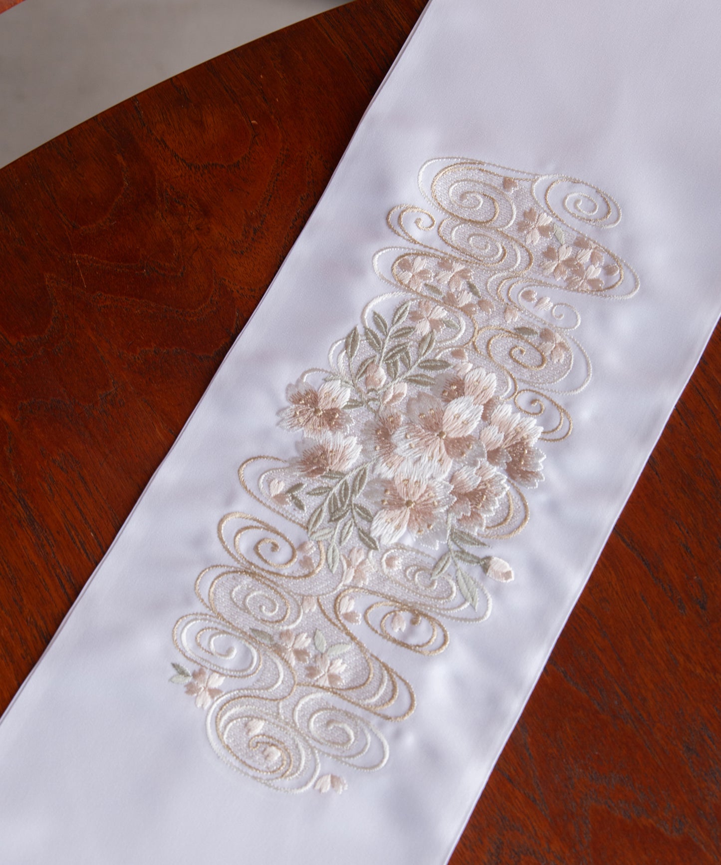 半衿 -観世水に桜-