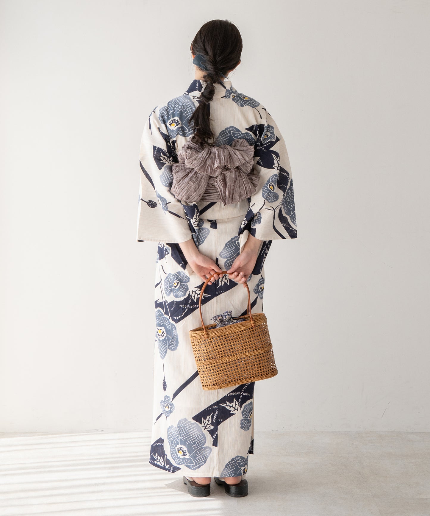 こだわり 浴衣 5点セット (浴衣/帯/下駄/腰紐/着付け冊子) 麻混 綿麻 ブルー ネイビー 椿