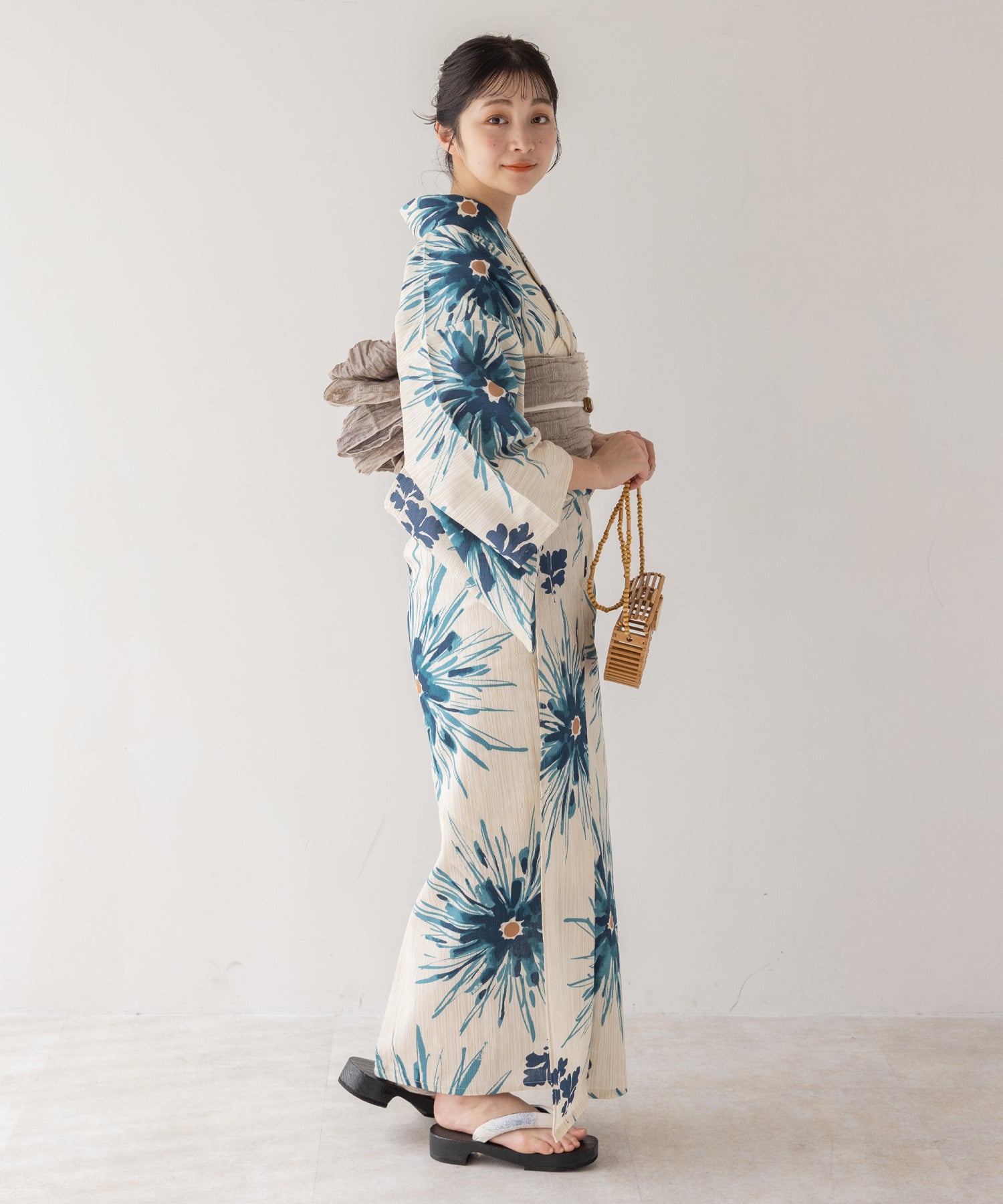 こだわり 浴衣 5点セット (浴衣/帯/下駄/腰紐/着付け冊子) 麻混 綿麻 ブルー 花火 菊