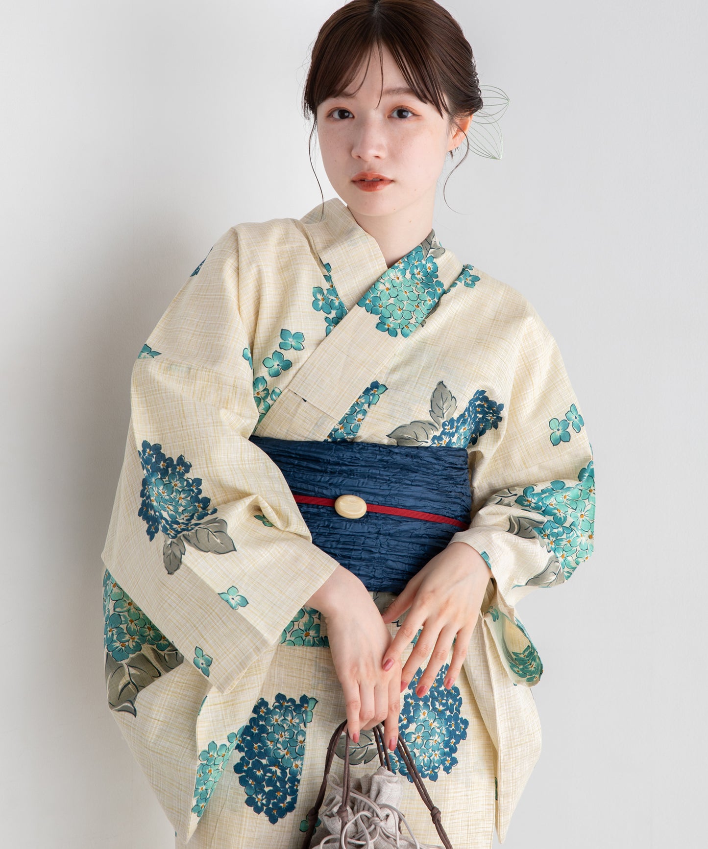 生成りに紫陽花 こだわり浴衣5点セット (浴衣/帯/下駄/腰紐/着付け冊子)