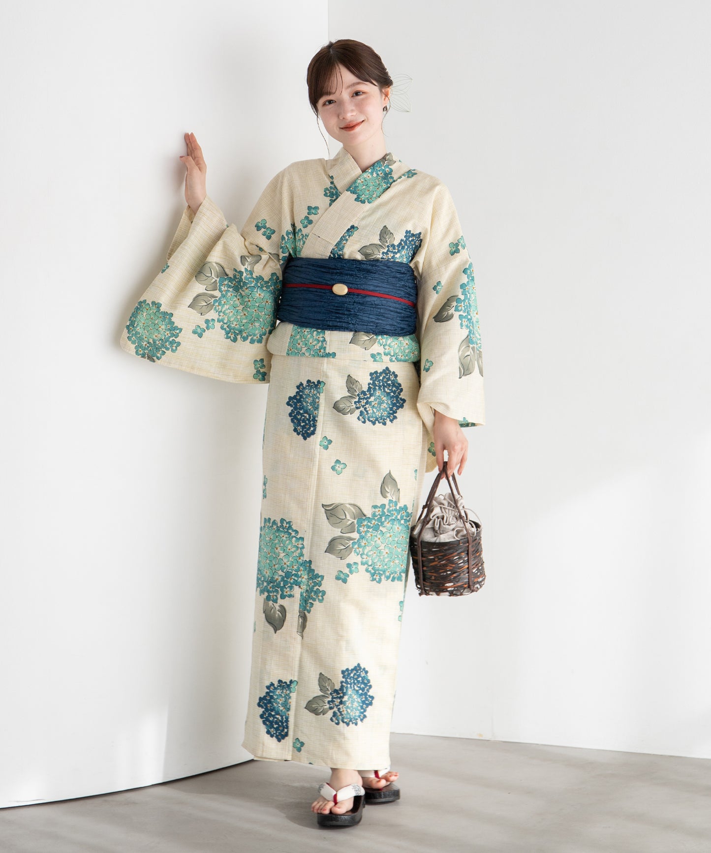 生成りに紫陽花 こだわり浴衣5点セット (浴衣/帯/下駄/腰紐/着付け冊子)