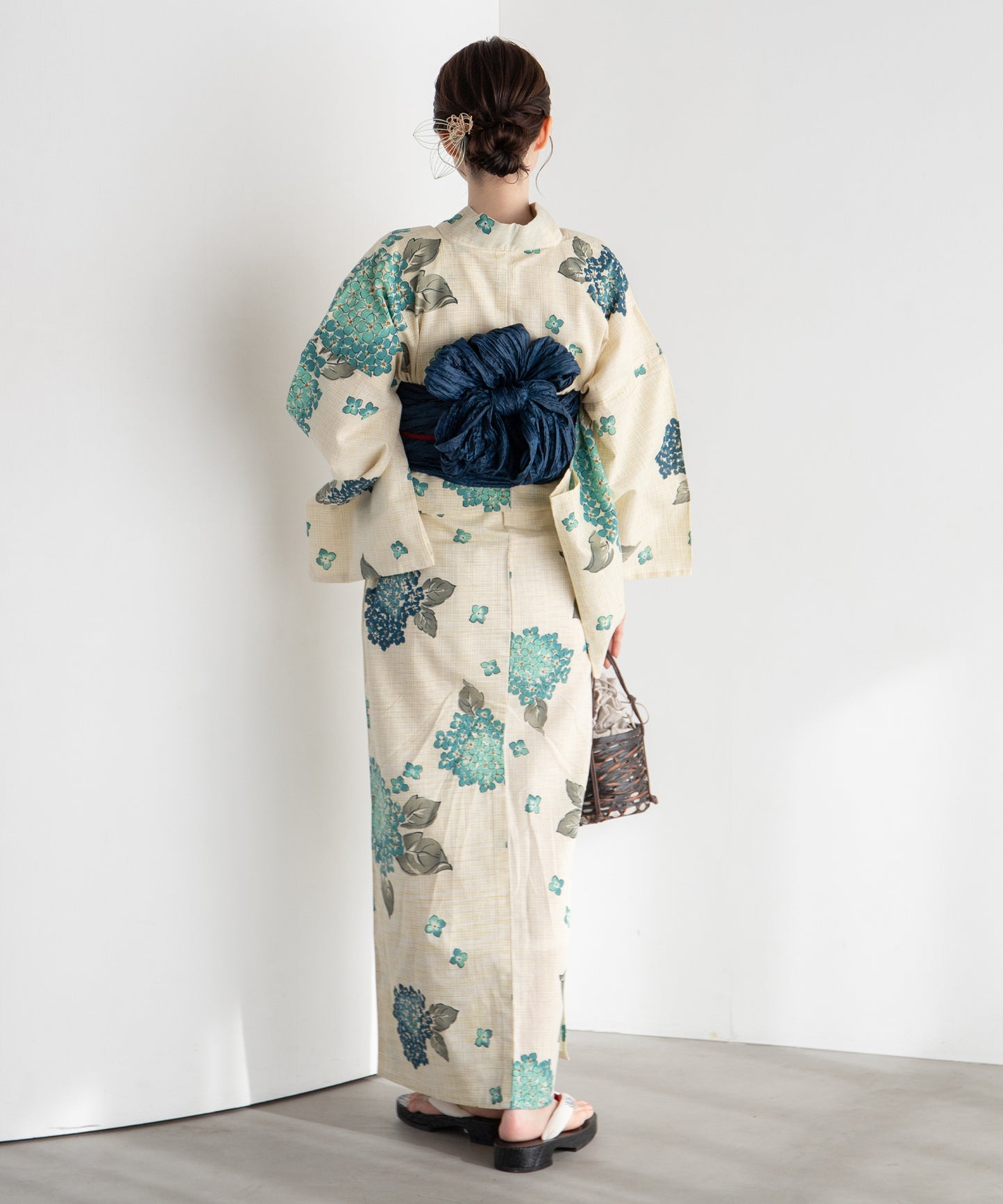 生成りに紫陽花 こだわり浴衣5点セット (浴衣/帯/下駄/腰紐/着付け冊子)