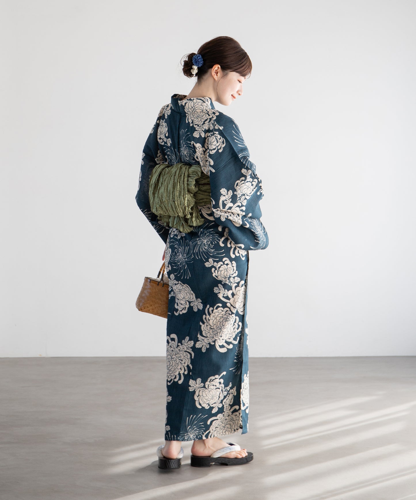 鉄紺に乱れ菊 こだわり浴衣5点セット (浴衣/帯/下駄/腰紐/着付け冊子)