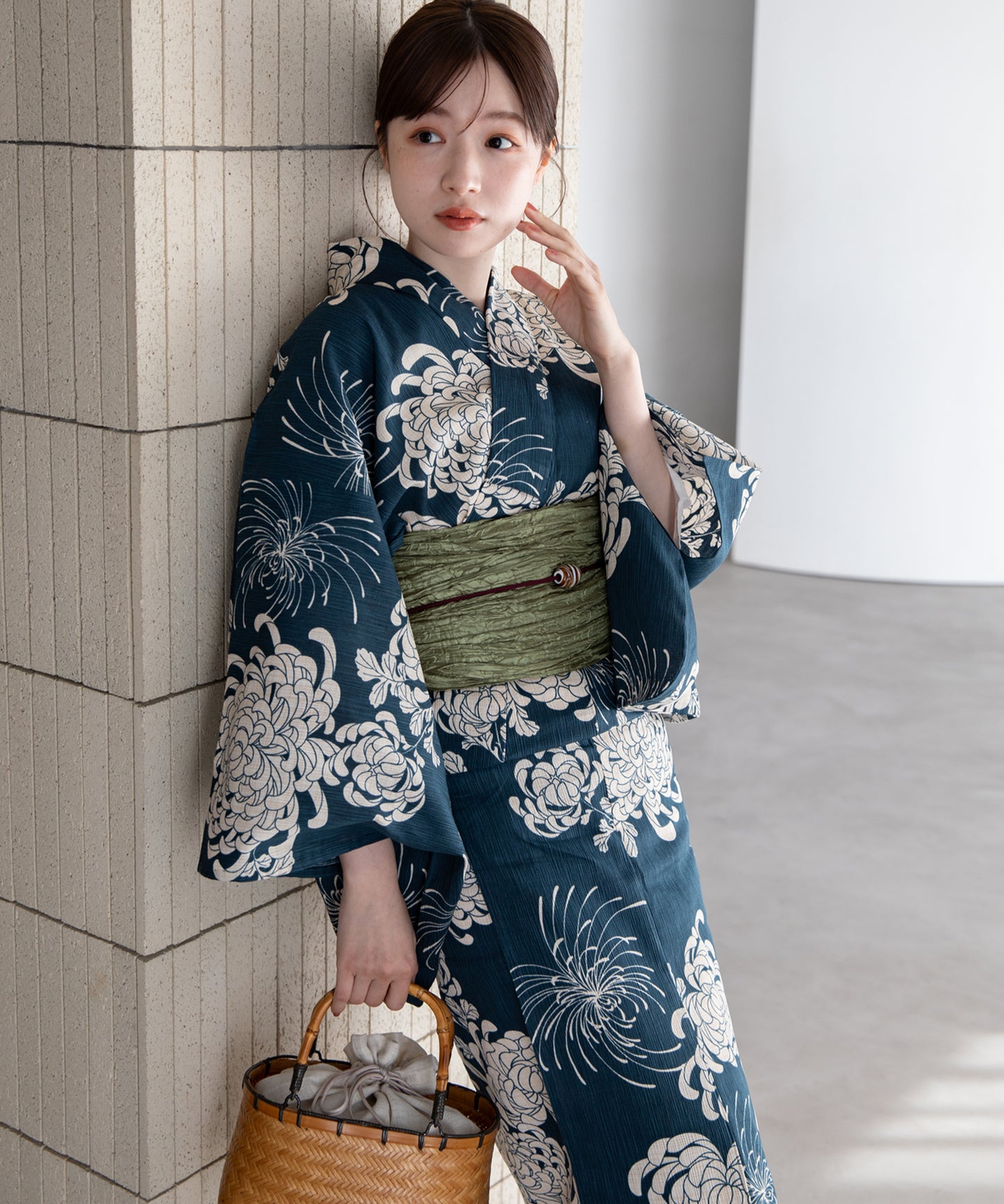 鉄紺に乱れ菊 こだわり浴衣5点セット (浴衣/帯/下駄/腰紐/着付け冊子)