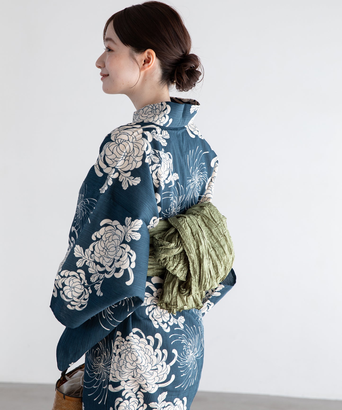 鉄紺に乱れ菊 こだわり浴衣5点セット (浴衣/帯/下駄/腰紐/着付け冊子)