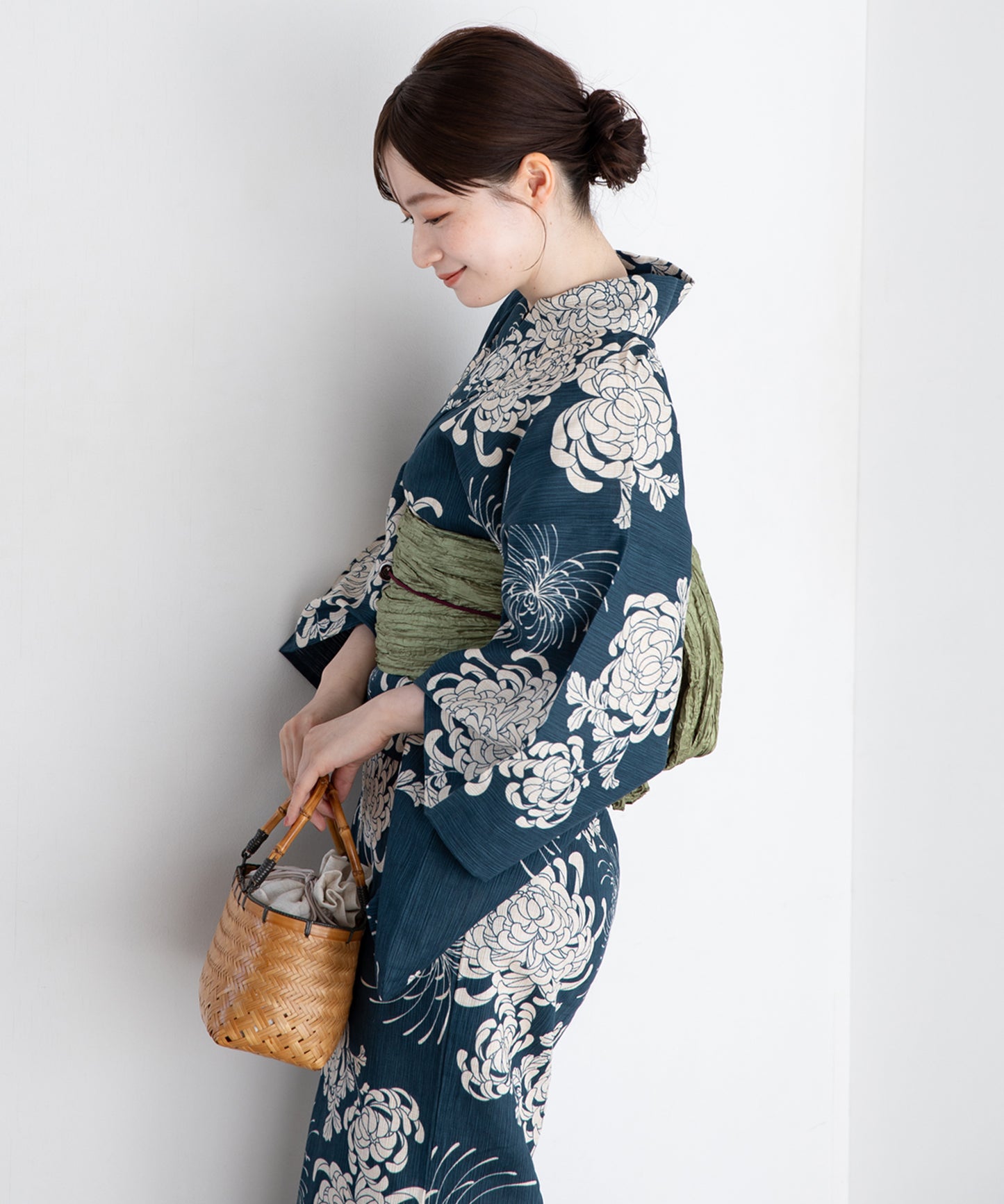 鉄紺に乱れ菊 こだわり浴衣5点セット (浴衣/帯/下駄/腰紐/着付け冊子)