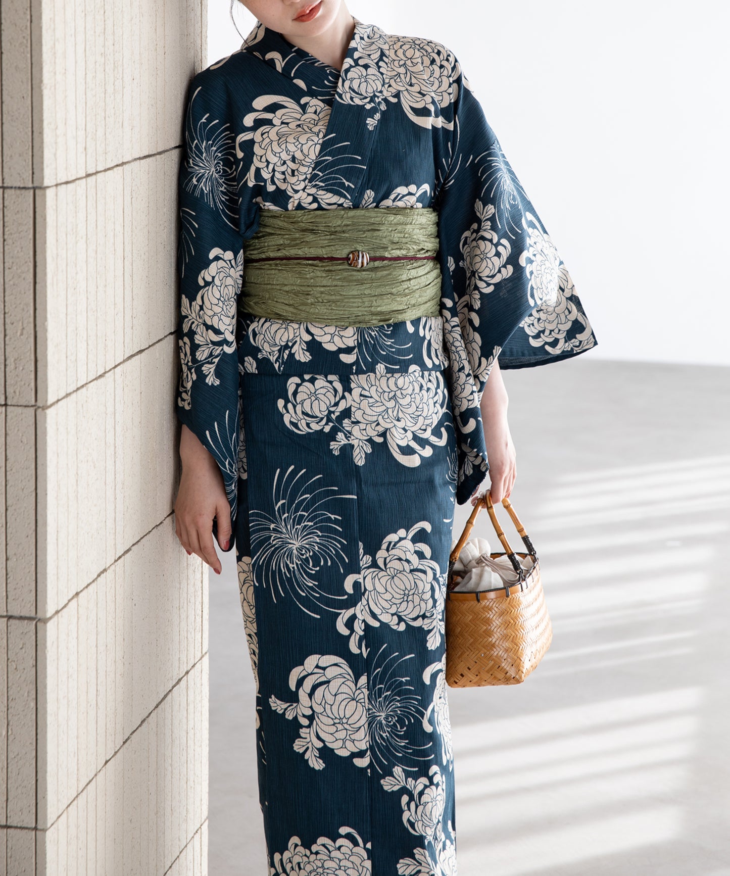 鉄紺に乱れ菊 こだわり浴衣5点セット (浴衣/帯/下駄/腰紐/着付け冊子)