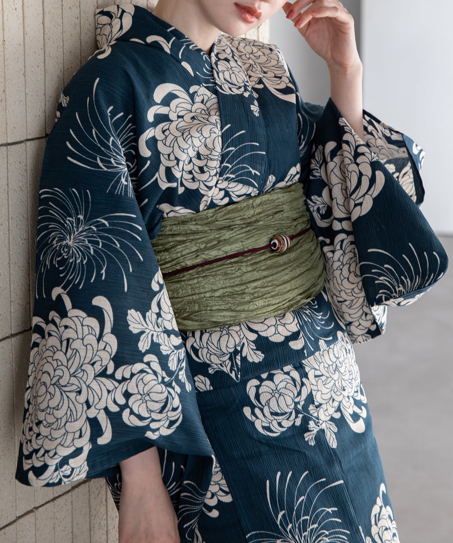 鉄紺に乱れ菊 こだわり浴衣5点セット (浴衣/帯/下駄/腰紐/着付け冊子)